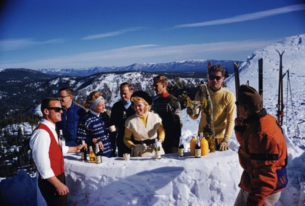 Apres Ski 
1961
von Slim Aarons

Slim Aarons Limited Estate Edition

Eine Gruppe von Skifahrern trifft sich zu einem Drink in Squaw Valley, Kalifornien, 1961. Zweiter von rechts ist der amerikanische Anwalt und Geschäftsmann Alexander Cochrane