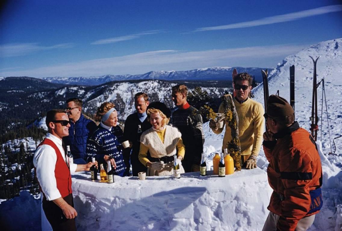Eine Gruppe von Skifahrern trifft sich zu einem Drink an der Bar auf dem Gipfel des KT-22, Squaw Valley, Kalifornien, 1961. Zweiter von rechts ist der amerikanische Anwalt und Geschäftsmann Alexander Cochrane Cushing (1913 - 2006), der das Resort