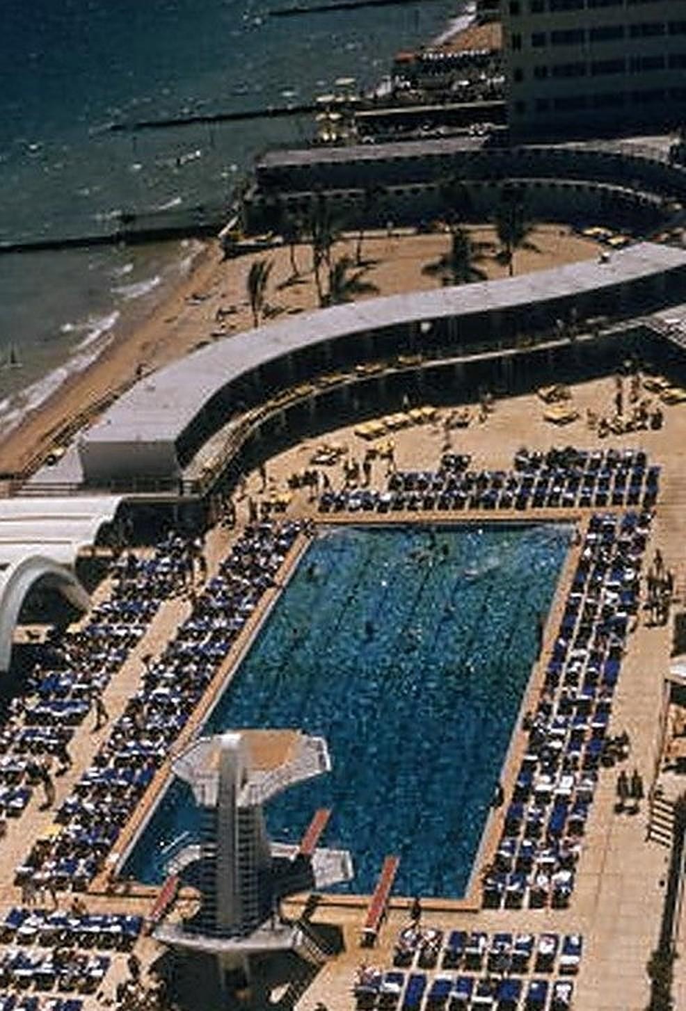 Ariel Pool, Miami - Aerial View of Hotel Swimming Pool in Miami in Florida - Photograph by Slim Aarons