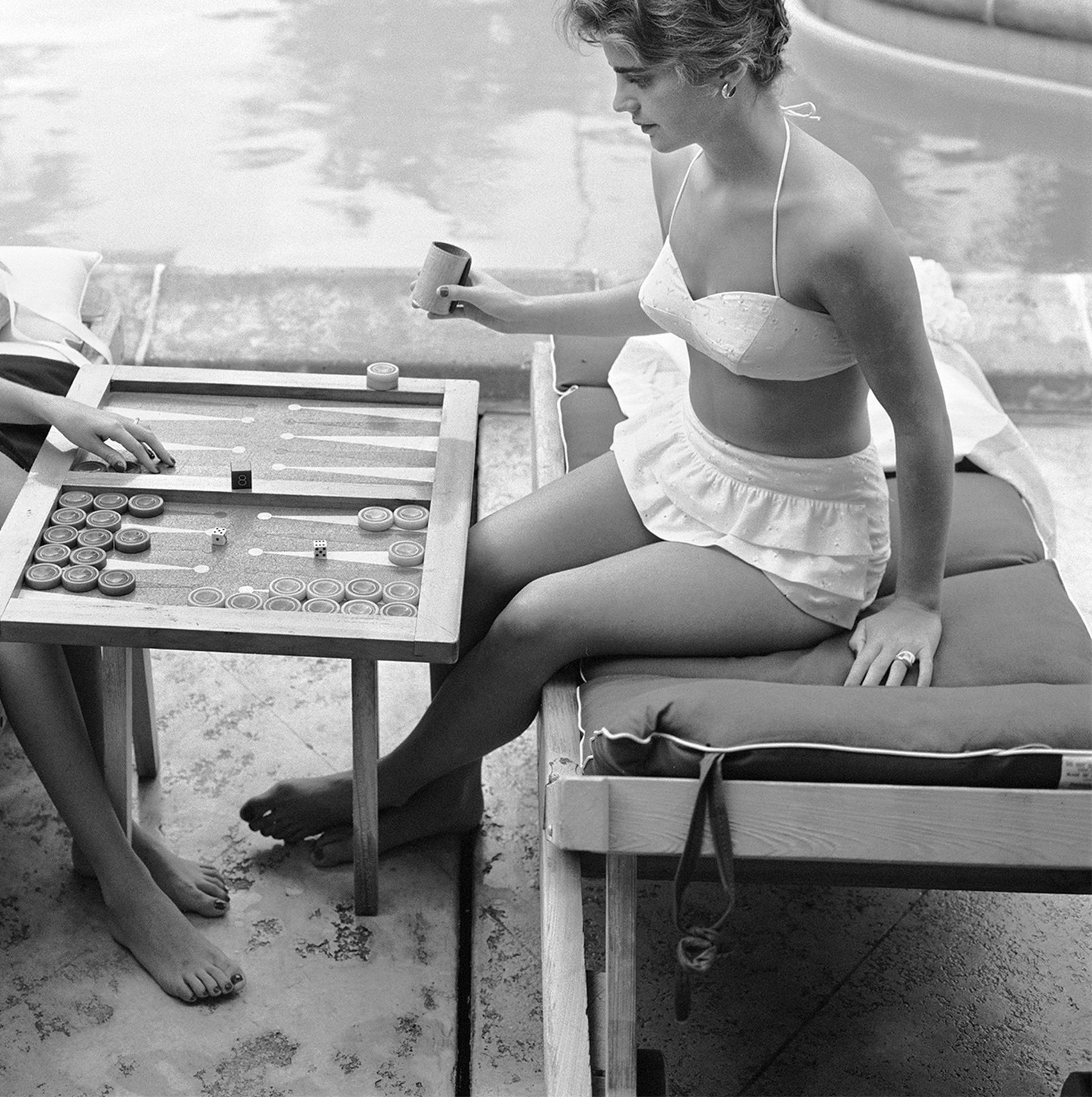 Backgammon By The Pool, Palm Beach, Nachlassausgabe, Porträtfotografie im Angebot 2