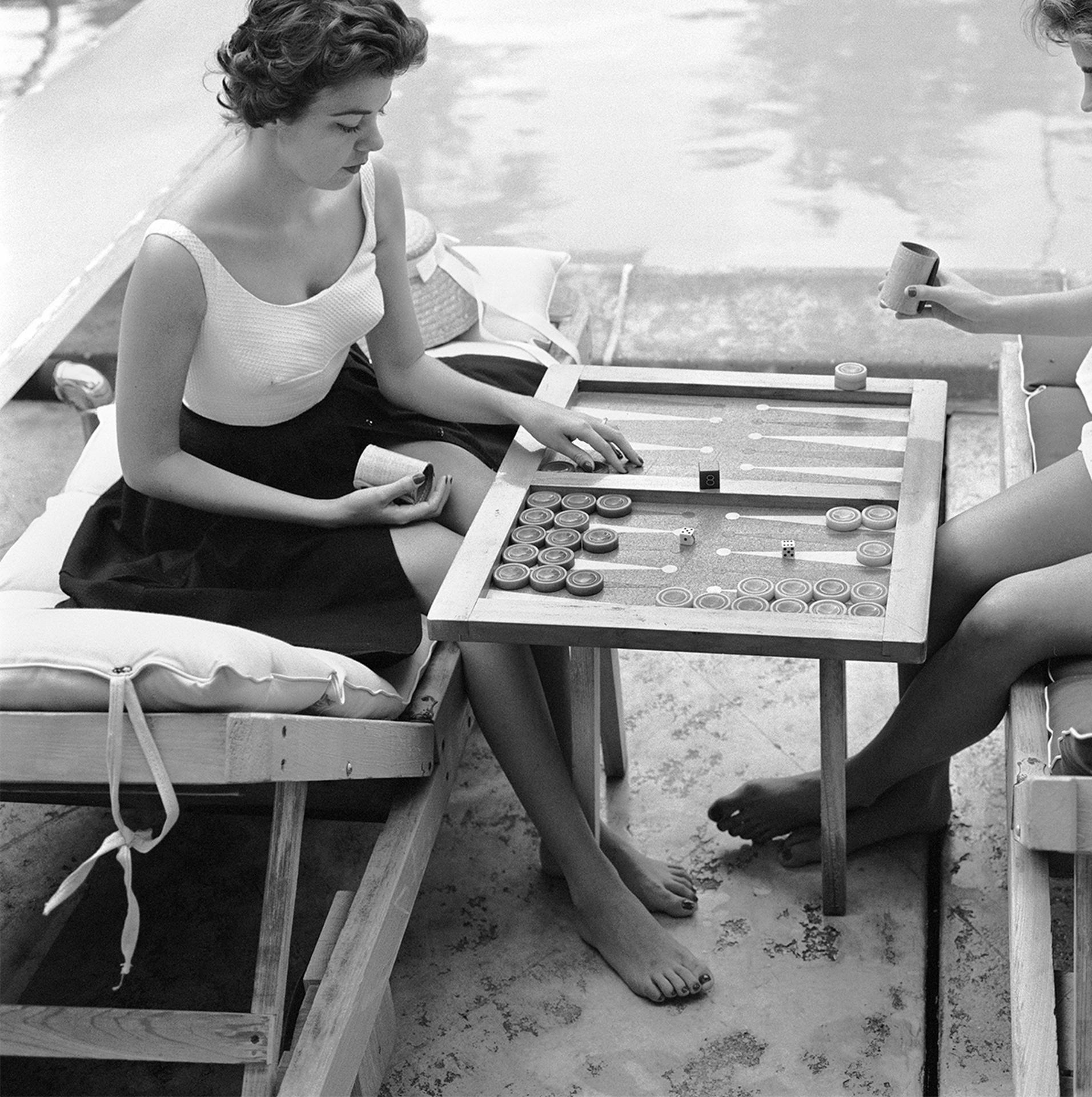 Backgammon By The Pool, Palm Beach, Nachlassausgabe, Porträtfotografie im Angebot 3