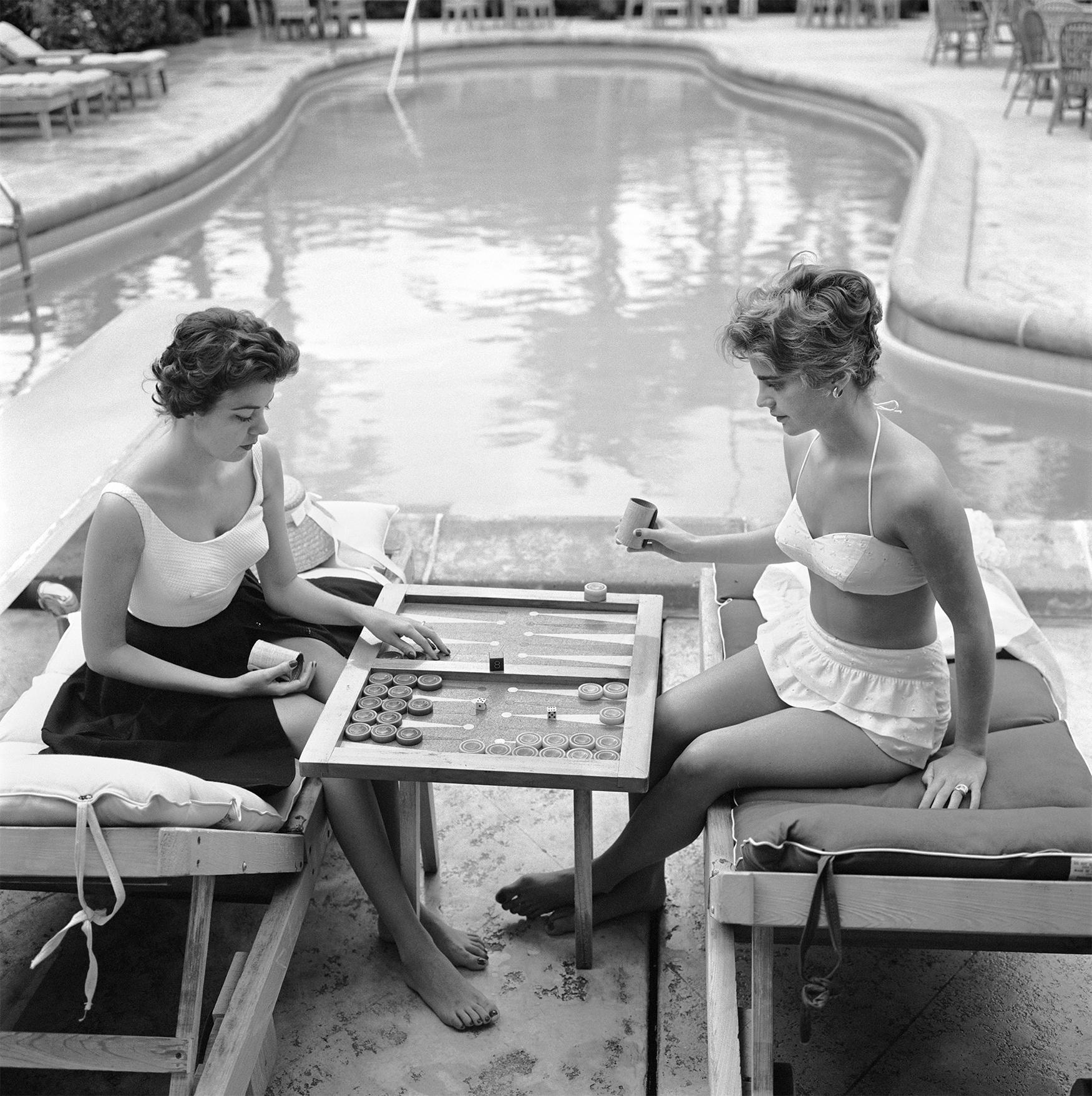 Slim Aarons Black and White Photograph – Backgammon am Pool