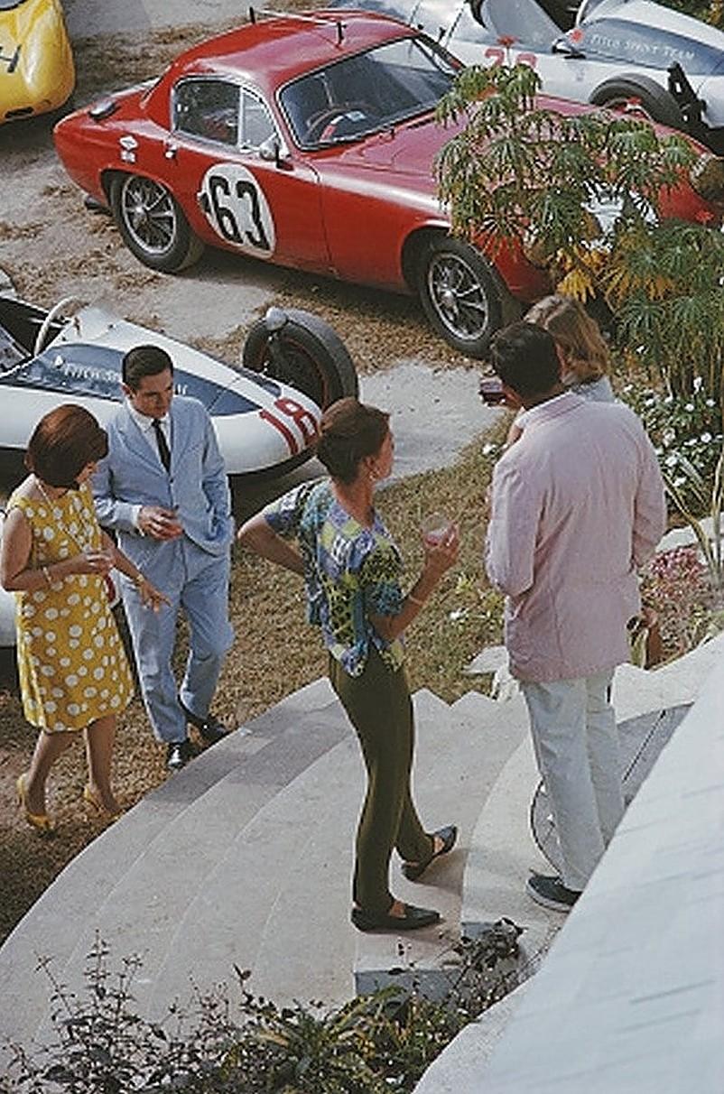 Settimana della velocità alle Bahamas - Fotografia digitale di C.C. in edizione limitata con timbro della casa madre - Photograph American Modern di Slim Aarons