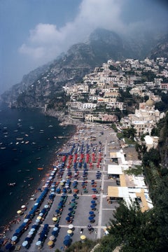 Spiaggia a Positano, edizione Slim Aarons Estate, fotografia in stile Mid-Century Modern