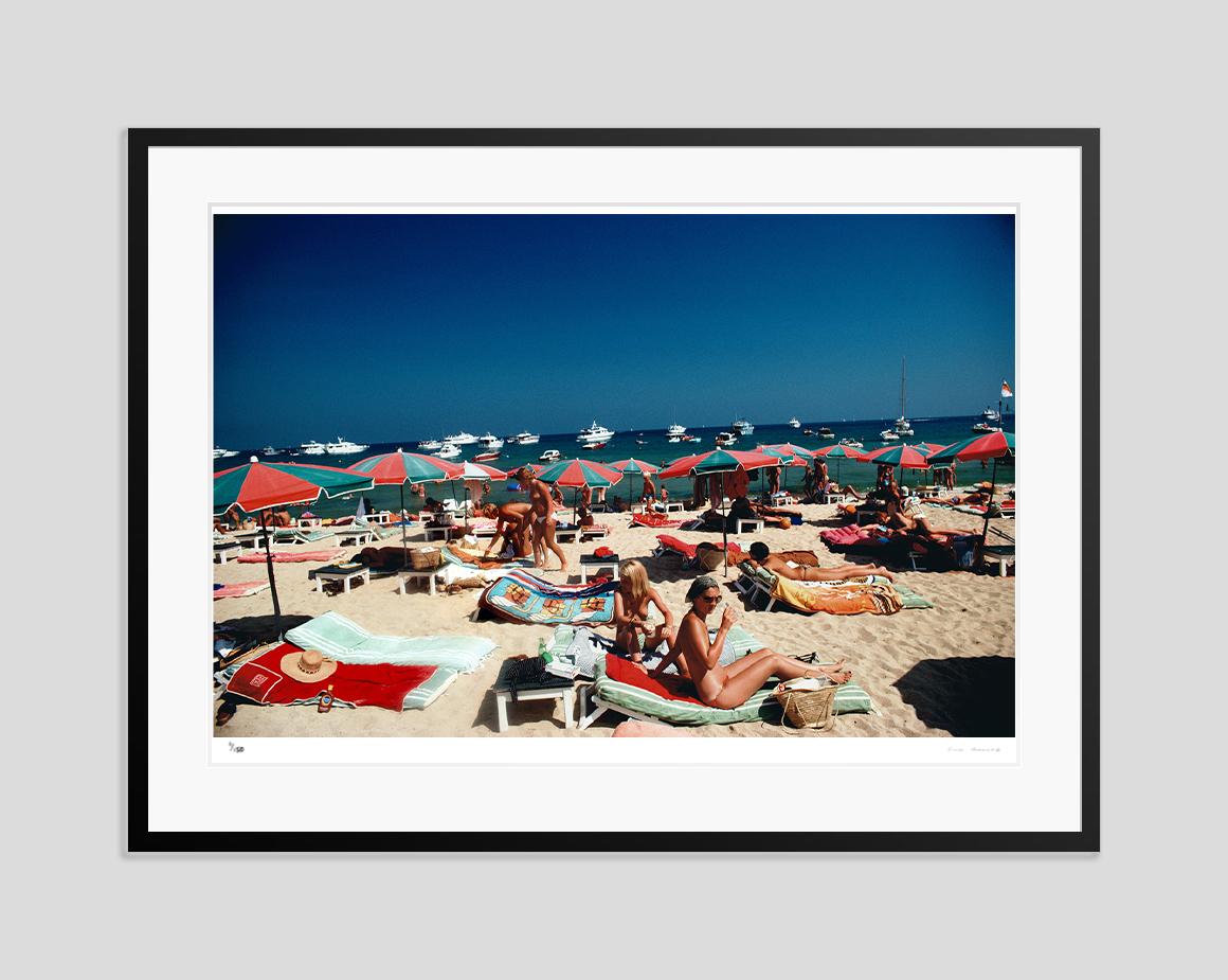 Strand am Strand von Saint Tropez 1977 Slim Aarons Estate, gestempelte Auflage  im Angebot 1