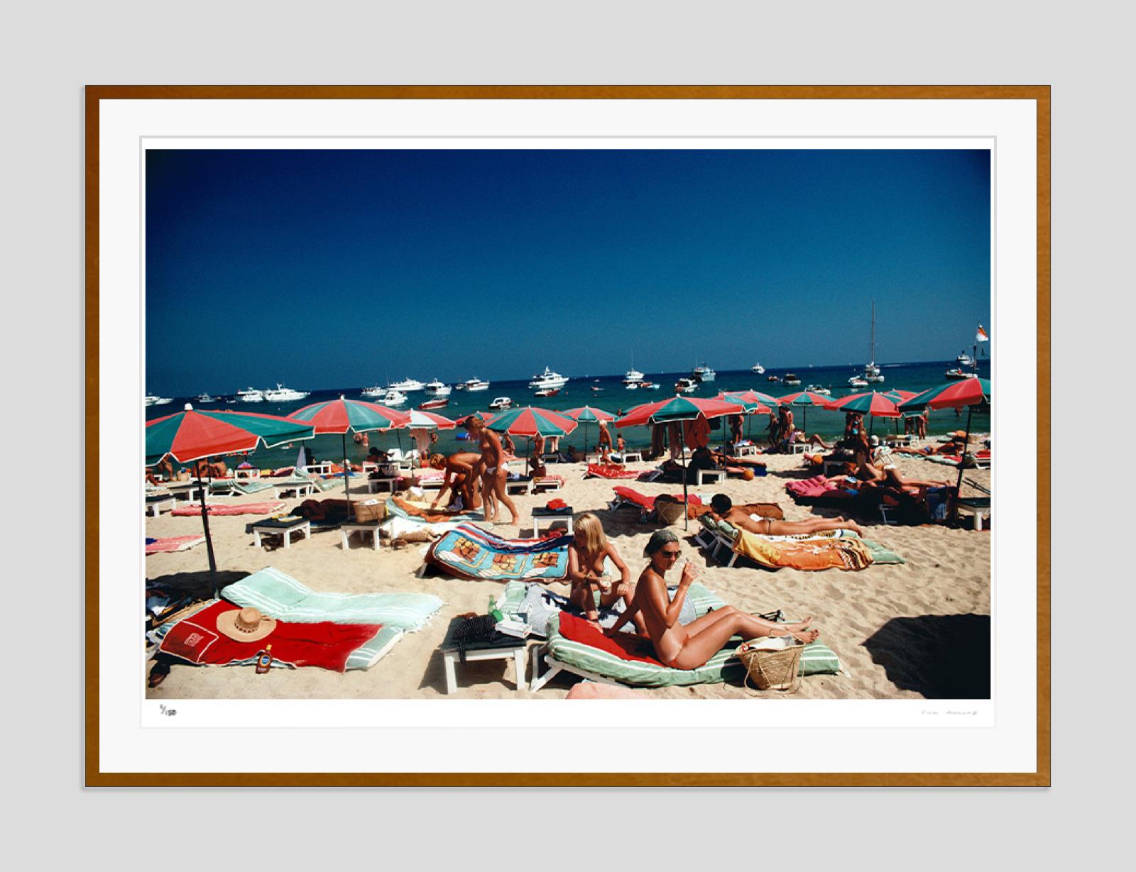 Strand am Strand von Saint Tropez 1977 Slim Aarons Estate, gestempelte Auflage  im Angebot 2