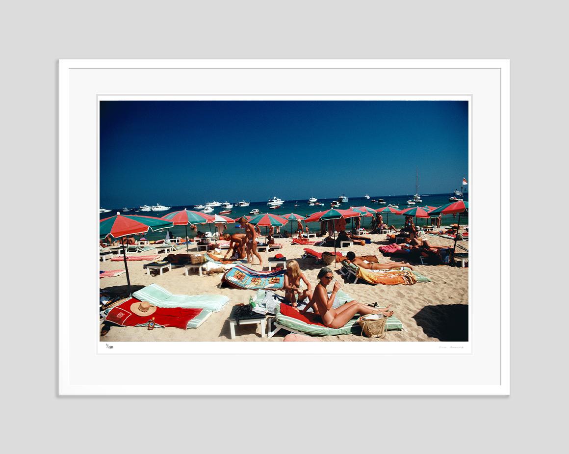 Strand am Strand von Saint Tropez 1977 Slim Aarons Estate, gestempelte Auflage  im Angebot 3