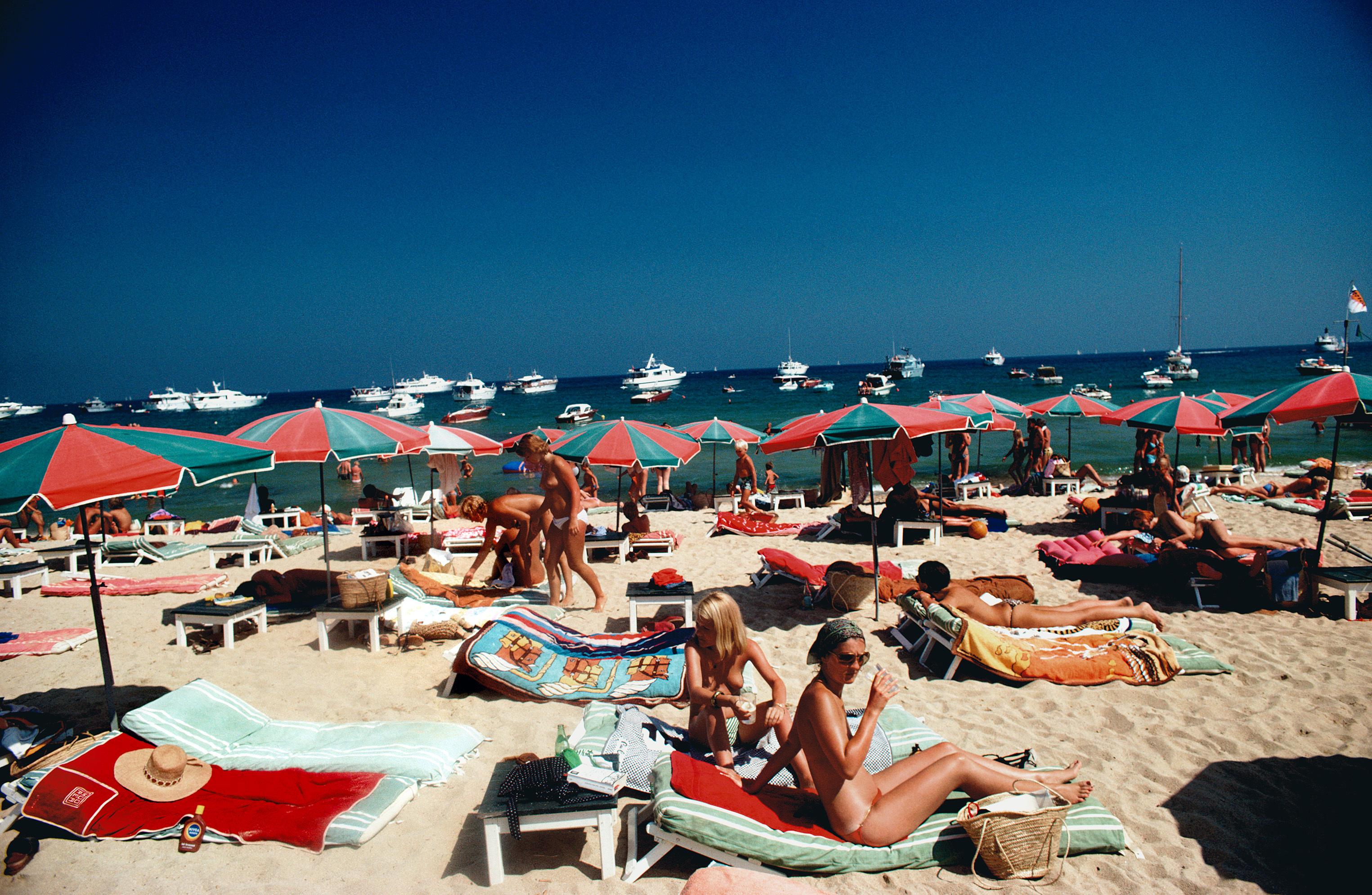 Strand von Saint Tropez

1977

Sonnenanbeter am Strand von St. Tropez, Frankreich, 1977.

Von Slim Aarons

30x20" / 76x51 cm - Papierformat 
C-Typ Druck
ungerahmt 
Nachlassgestempelte Ausgabe 
Auflage von insgesamt 150 Stück 
Mit Tinte nummeriert