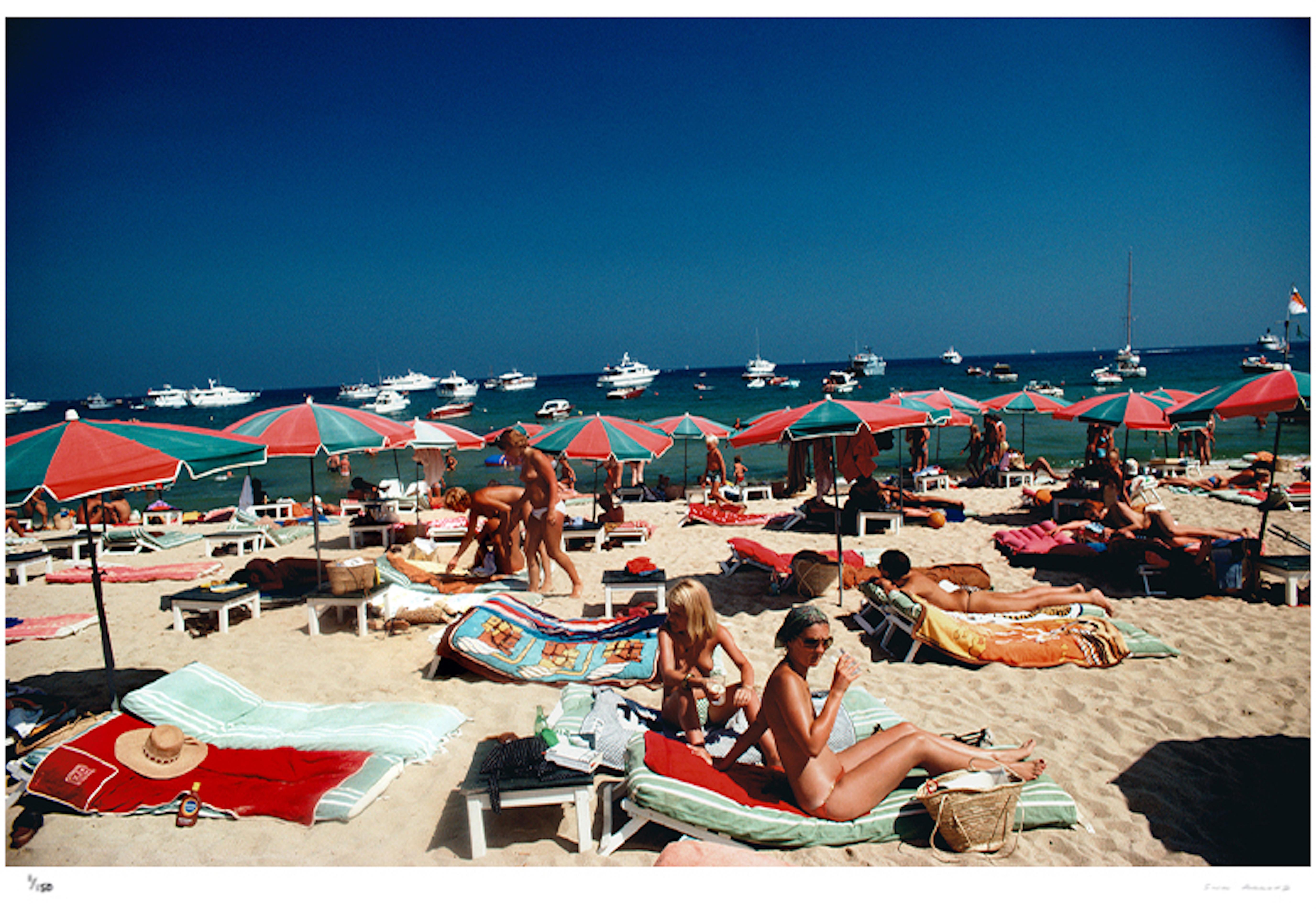 Beach At Saint Tropez 1977 - Slim Aarons Estate Stamped

Bagnanti sulla spiaggia di St. Tropez, Francia, 1977. (foto Slim Aarons)

30 x 40" pollici / 76 x 101 cm formato carta 

Collection'S con francobollo di proprietà in edizione limitata a 150