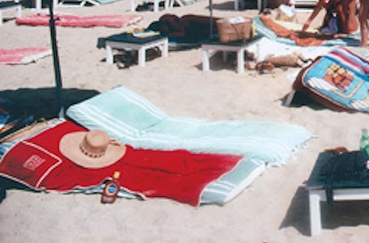 Spiaggia di St. Tropez - Stampa digitale C.C. in edizione limitata con timbro della proprietà - Photograph American Modern di Slim Aarons