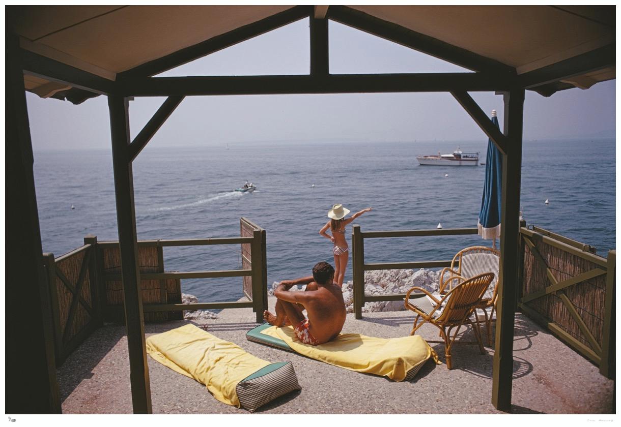 Cabane de plage à Antibes 1969 - Slim Aarons Estate Stamped

Invités dans une cabine de plage à l'hôtel du Cap-Eden-Roc à Antibes sur la Côte d'Azur, août 1969

40 x 60" pouces / 101 x 152 cm format du papier 

Collection Samped Edition à 150