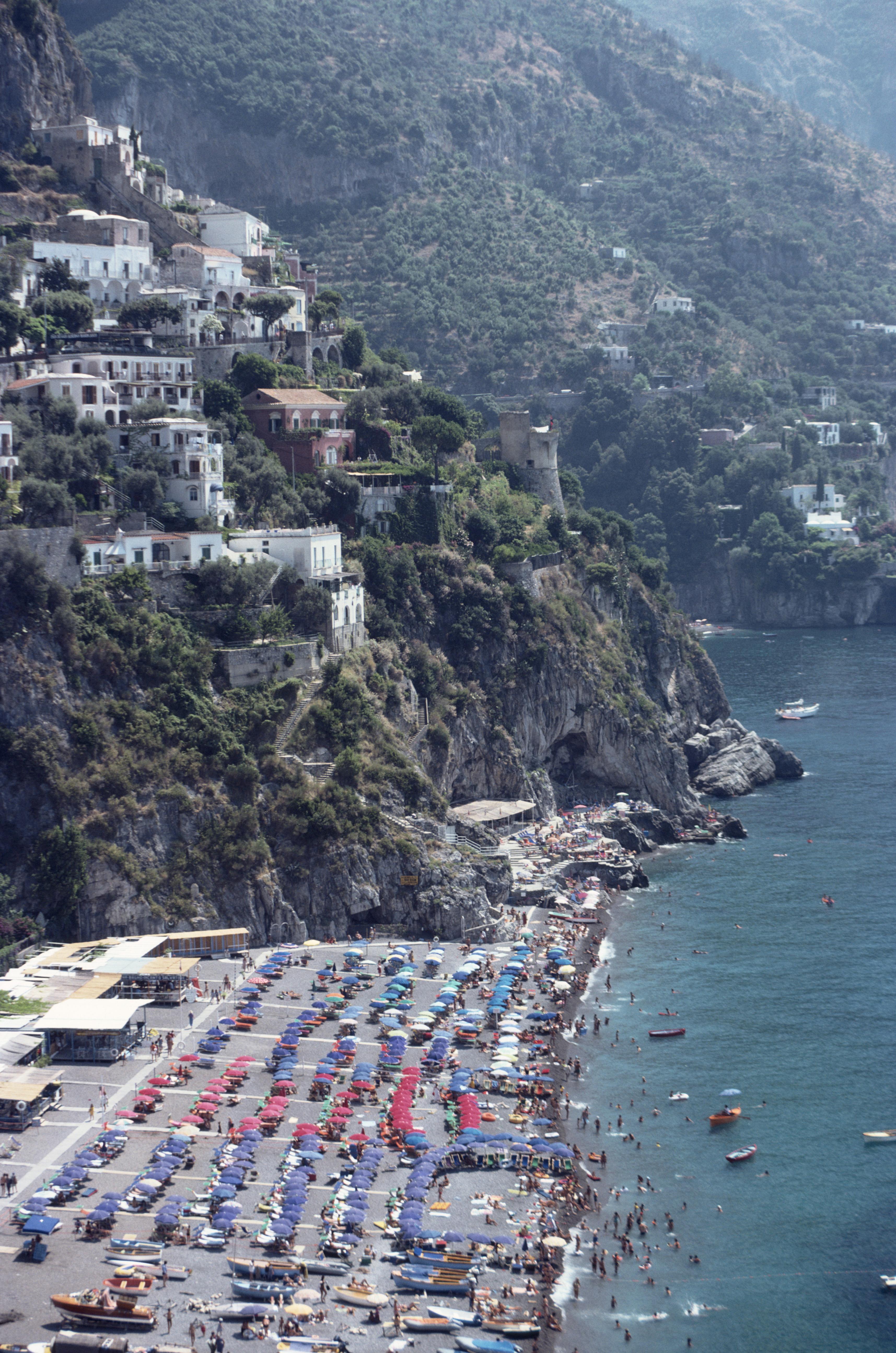 Slim Aarons Color Photograph – Strand in Positano, Nachlass-Ausgabe