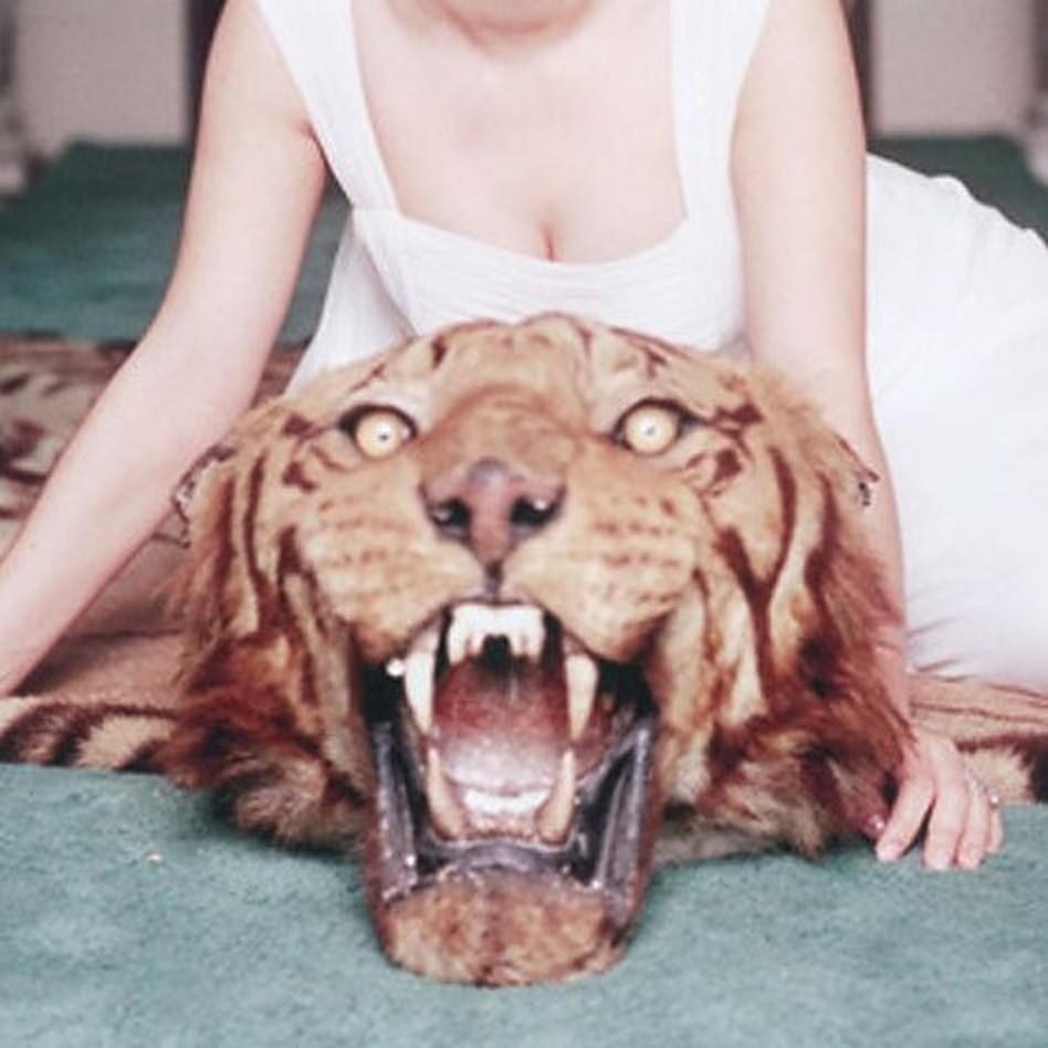 Beauty and the Beast von Slim Aarons – Porträtfotografie, Farbfotografie im Angebot 2