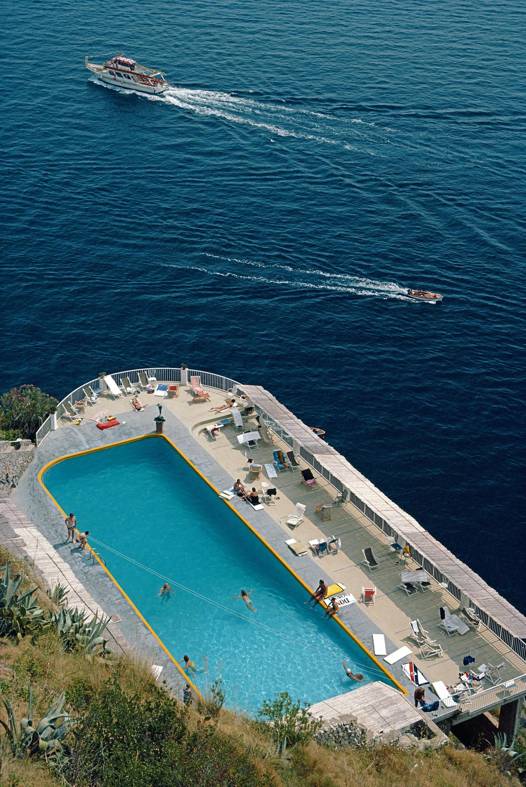 Slim Aarons Color Photograph – Belvedere-Pool, Nachlass-Ausgabe