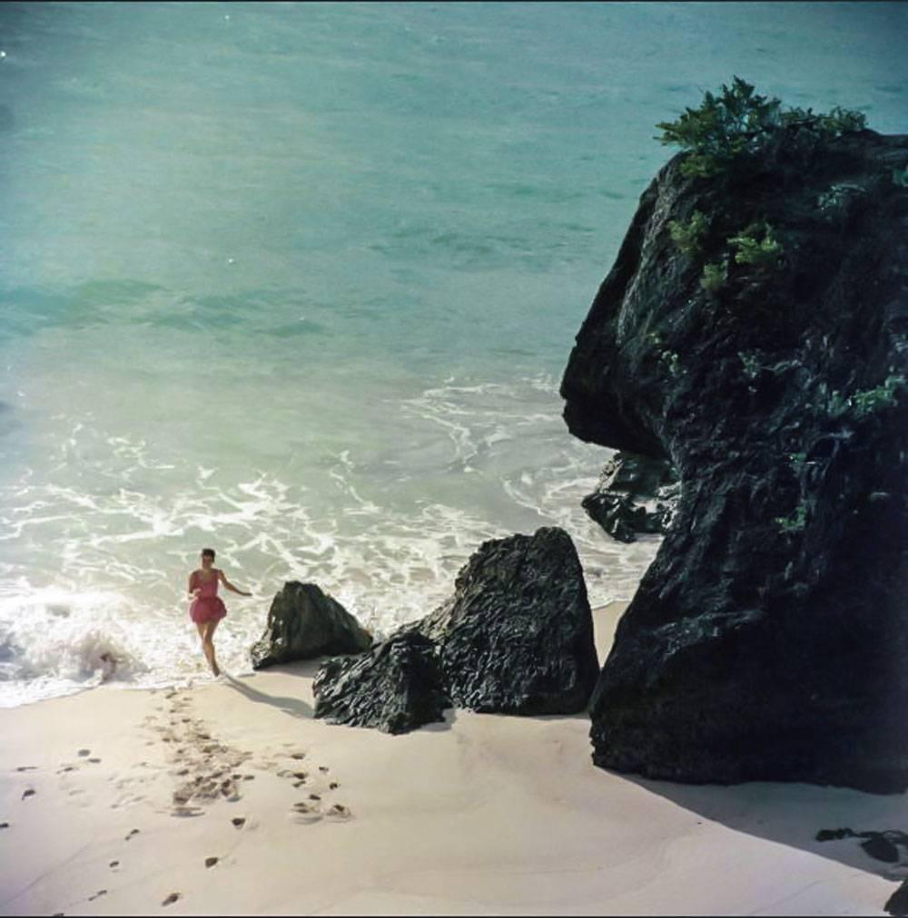 Figurative Photograph Slim Aarons - La plage des Bermudes,  dition patrimoniale