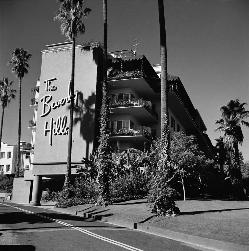 Beverly Hills Hotel (1952) Edizione limitata con timbro dell'azienda 

(Foto di Slim Aarons) 

Hotel di Beverly Hills
Los Angeles
1952

Informazioni aggiuntive: 
Non incorniciato
Formato carta: 20x20'' 
Le dimensioni dell'immagine possono variare