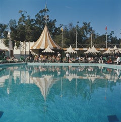 Beverly Hills Hotel-Pool von Slim Aarons (Farbfotografie, figurativ)