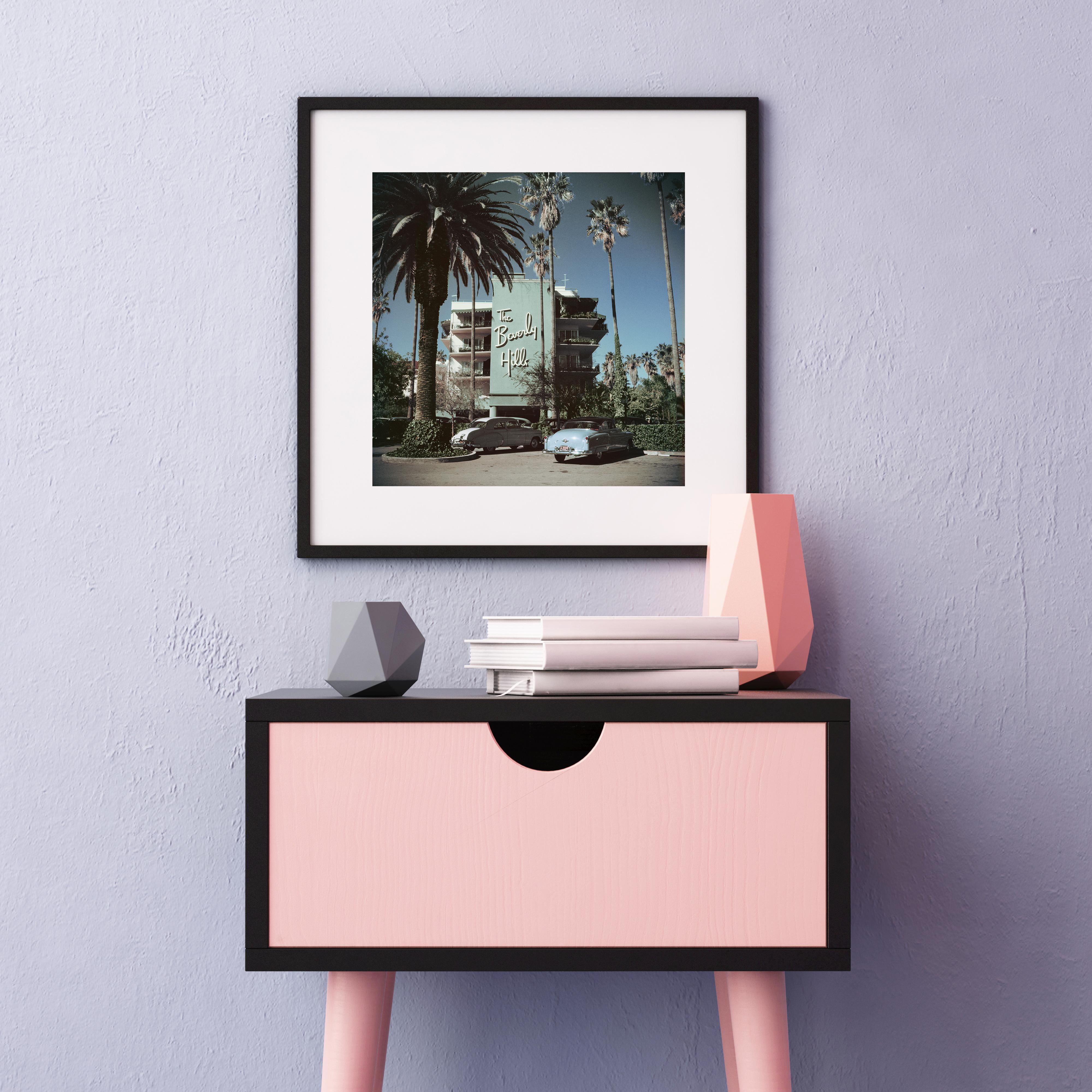 Beverly Hills Hotel Slide Druck (Grau), Color Photograph, von Slim Aarons