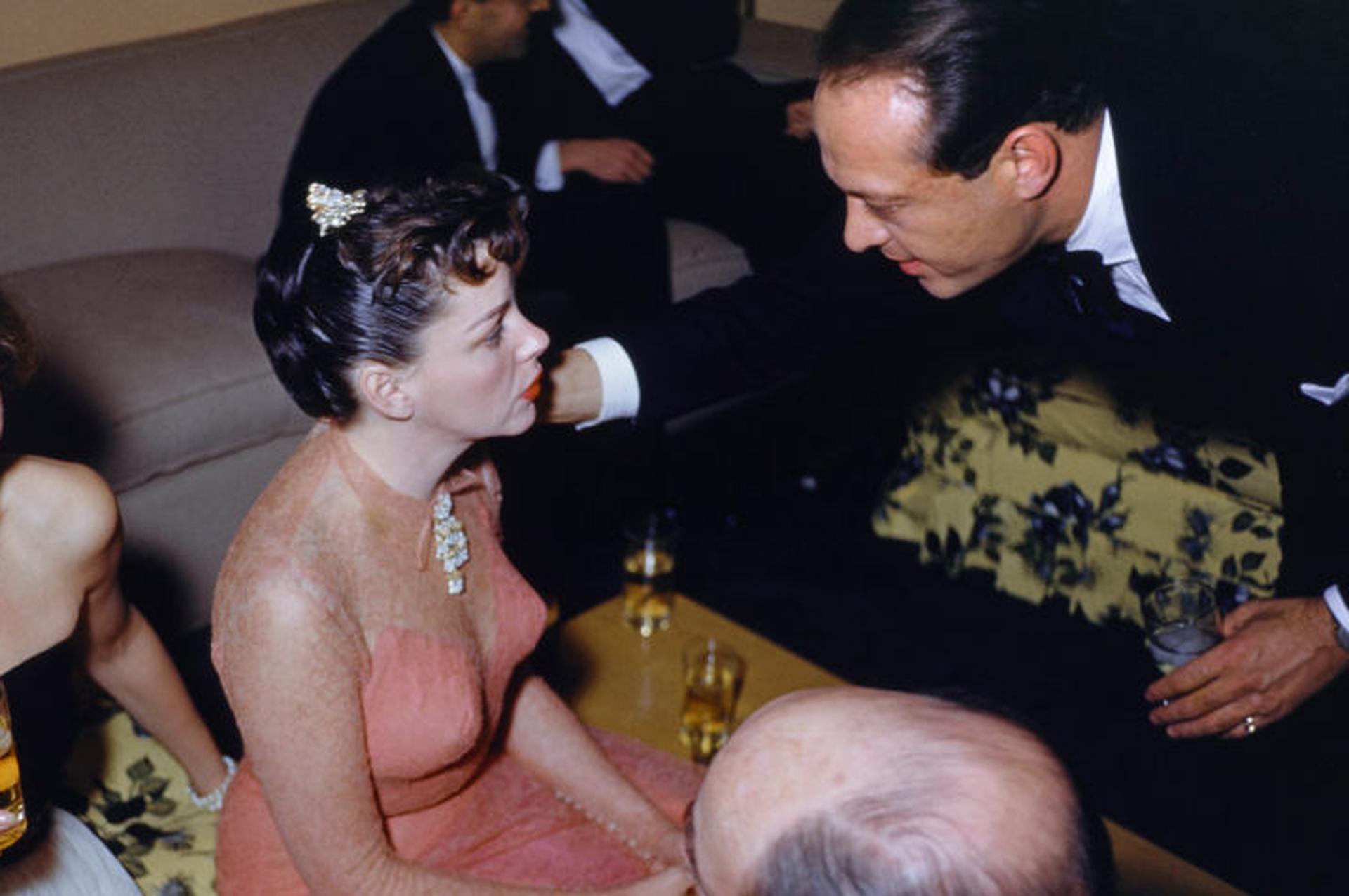 En este retrato de 1954, realizado por el fotógrafo de sociedad Slim Aarons, aparecen las actrices estadounidenses Lauren Bacall y Judy Garland en una fiesta en Beverly Hills.

Se trata de una edición sellada y numerada a mano de 150 ejemplares, con