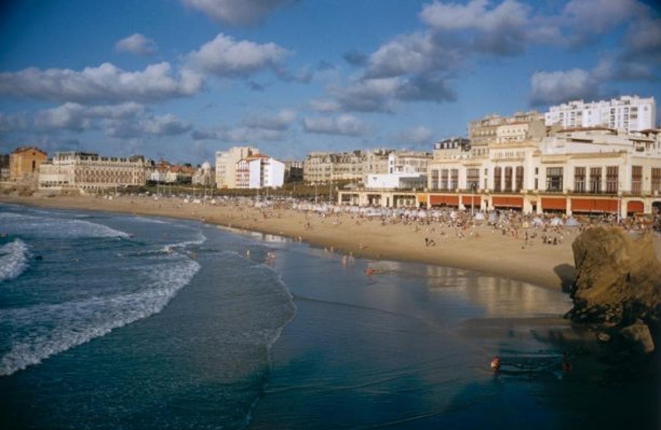 Fronte mare di Biarritz 
1960
da Slim Aarons

Slim Aarons Edizione Limitata Estate

La spiaggia e il lungomare di Biarritz, Francia, 1960. 

non incorniciato
c stampa di tipo
stampato 2023
20 x 24"  - formato carta

Limitato a 150 stampe,