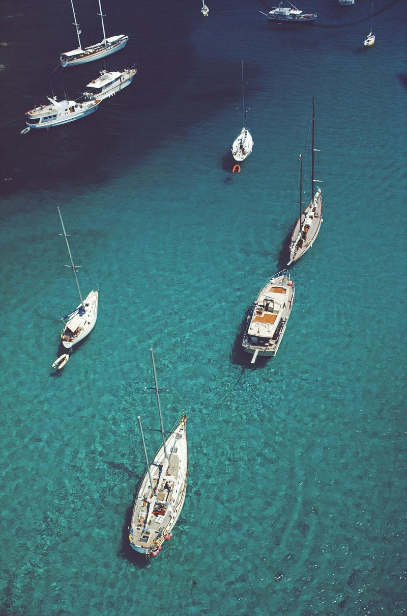 'Mari blu' 1984 Slim Aarons Stampa a tiratura limitata 

Agosto 1984: gli yacht dei vacanzieri trovano un rifugio tranquillo al largo dell'isola mediterranea di Cavallo, in Corsica. (Foto di Slim Aarons/Getty Images)

Prodotto dalla trasparenza