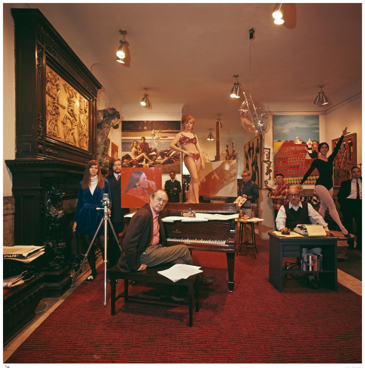 Cuartel de Bohemia 1968 - Slim Aarons Estate Stamped

Artistas se reúnen en el vestíbulo del Hotel Chelsea, en la calle 23 Oeste, Manhattan, Nueva York, 1968. En el sentido de las agujas del reloj, desde la izquierda, el fotógrafo Sandy Daley, el