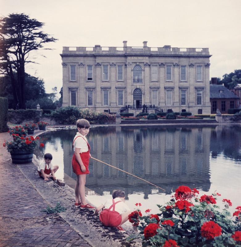 Boy Baron (1957) Limitierter Nachlass gestempelt 

(Foto: Slim Aarons) 

Der jüngste Peer in England, der siebenjährige Thomas Alexander Fermor-Hesketh, 3. Baron und 10. Baronet Hesketh, beim Angeln im See seines Stammsitzes Easton Neston House in