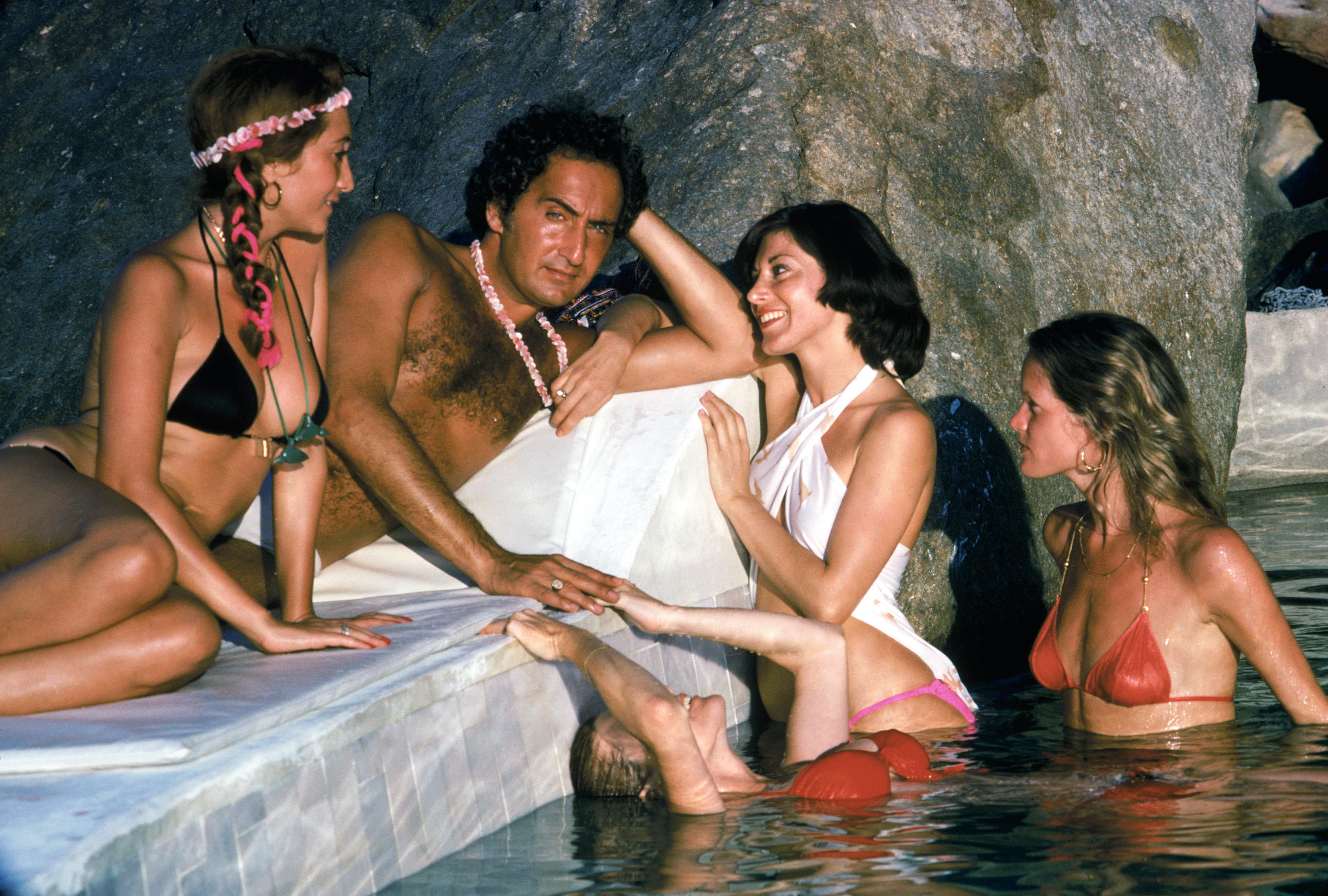 Portrait Photograph Slim Aarons - Au bord de la piscine à Acapulco