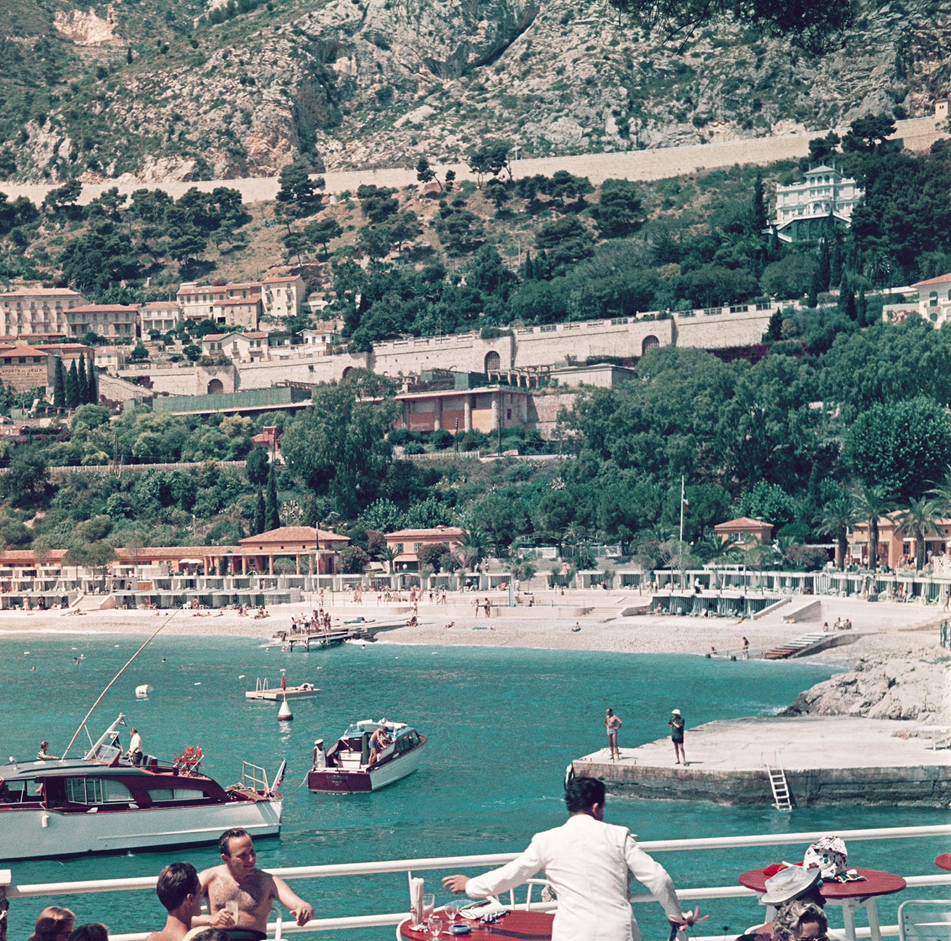 Terraza De Café En Niza, Francia, Edición Inmobiliaria, Fotografía De Paisaje - Photograph realista estadounidense de Slim Aarons