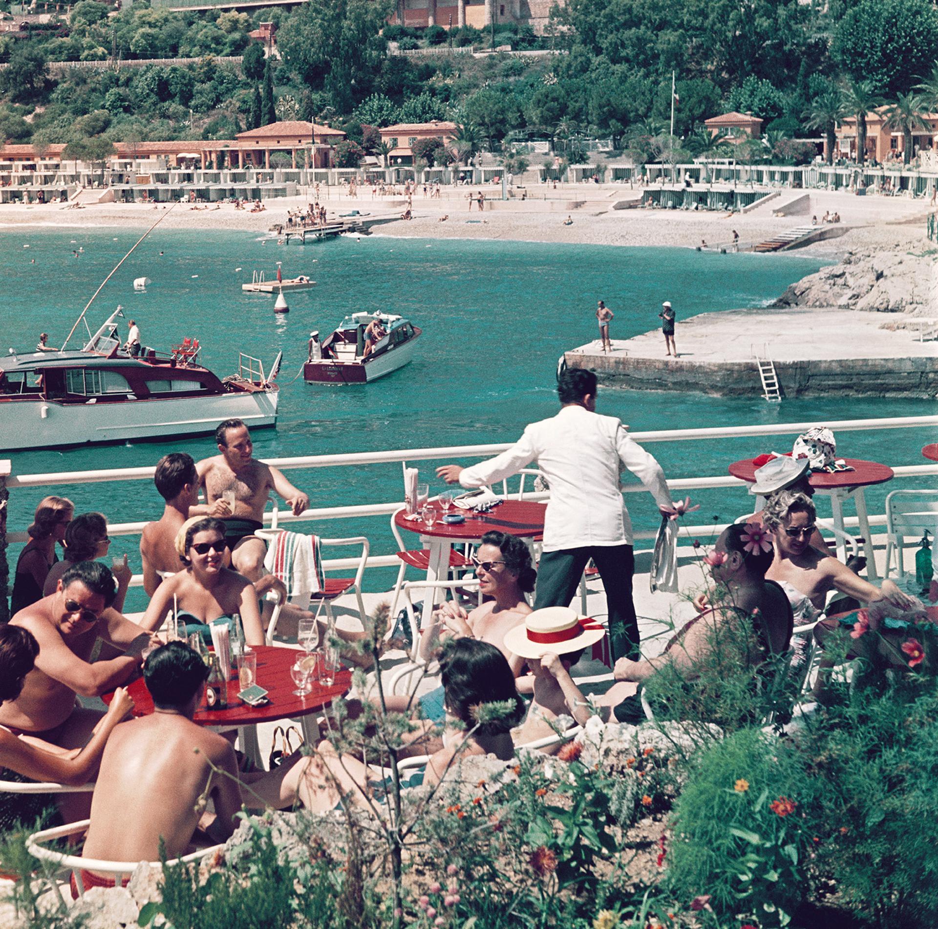 Terraza De Café En Niza, Francia, Edición Inmobiliaria, Fotografía De Paisaje - Figurative Photograph Gris de Slim Aarons