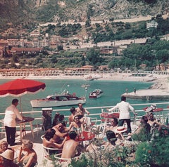 Cafe Terrace In Nice Slim Aarons - Imprimé estampillé de la succession