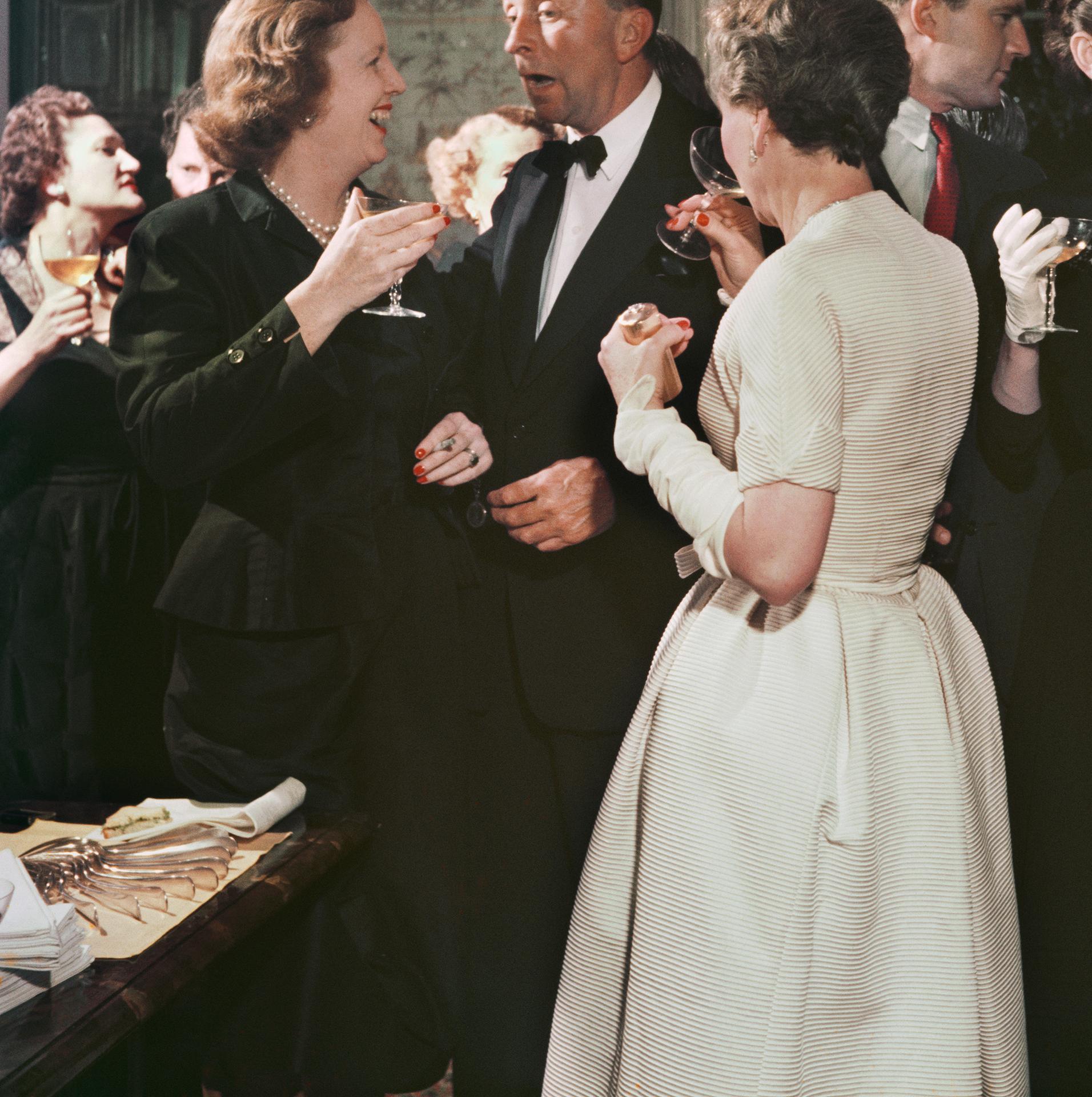 Fiesta Californiana, San Francisco, Edición limitada, Fotografía de retrato - Portrait Photograph Negro de Slim Aarons