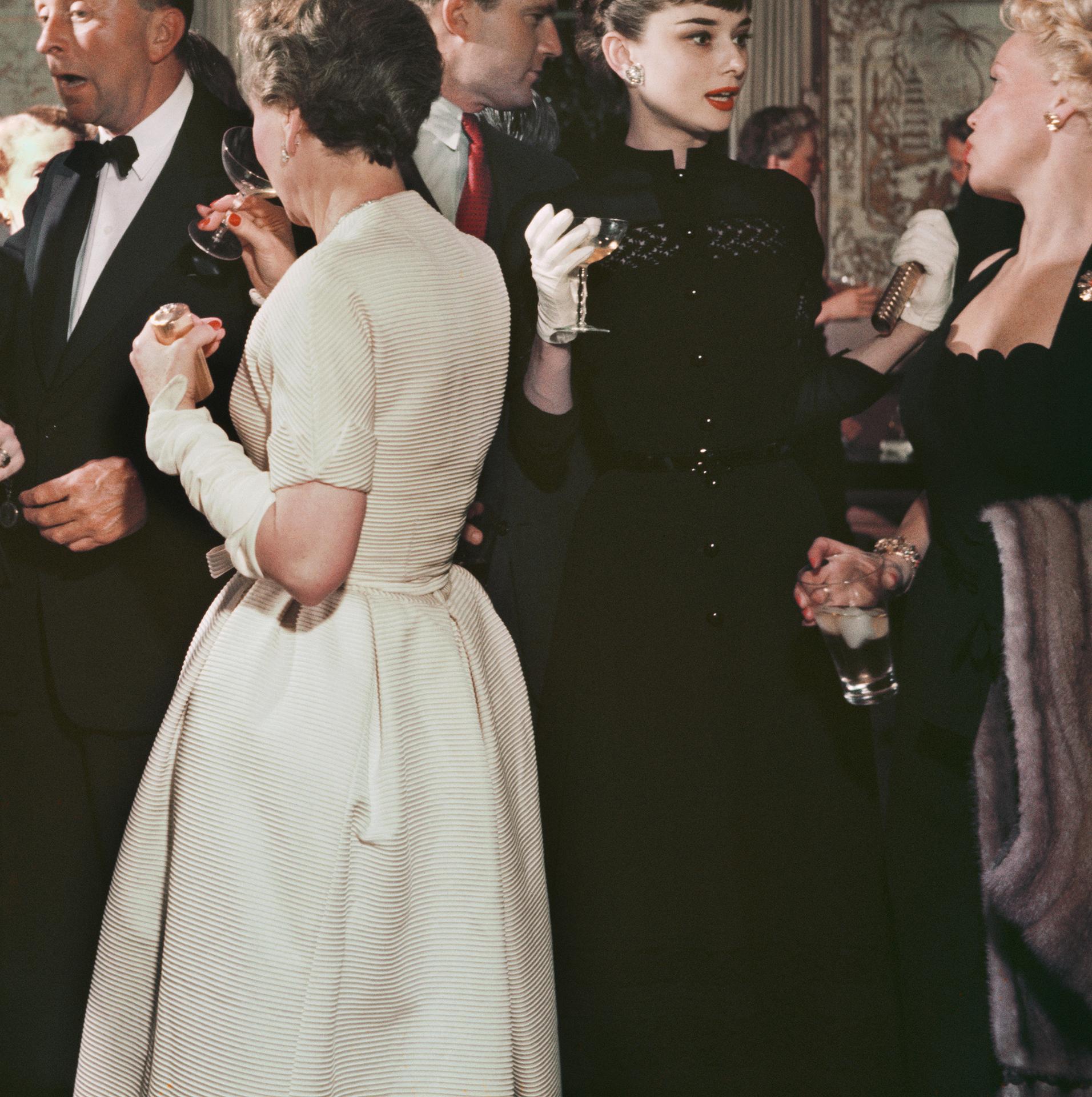 En este retrato de principios de los años 90, capturado por el fotógrafo de sociedad Slim Aarons, aparece la actriz belga Audrey Hepburn (1929-1993) socializando en una fiesta en San Francisco.

Se trata de una edición sellada y numerada a mano de