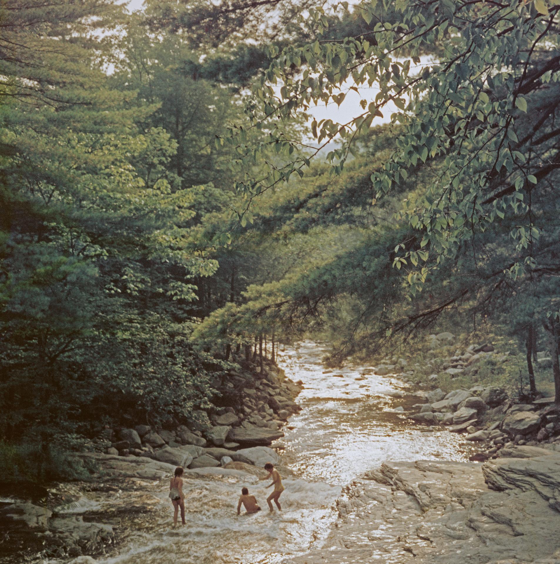 Campbell Falls Picnic, Massachusetts, Nachlassausgabe, Landschaftsfotografie (Grau), Figurative Photograph, von Slim Aarons