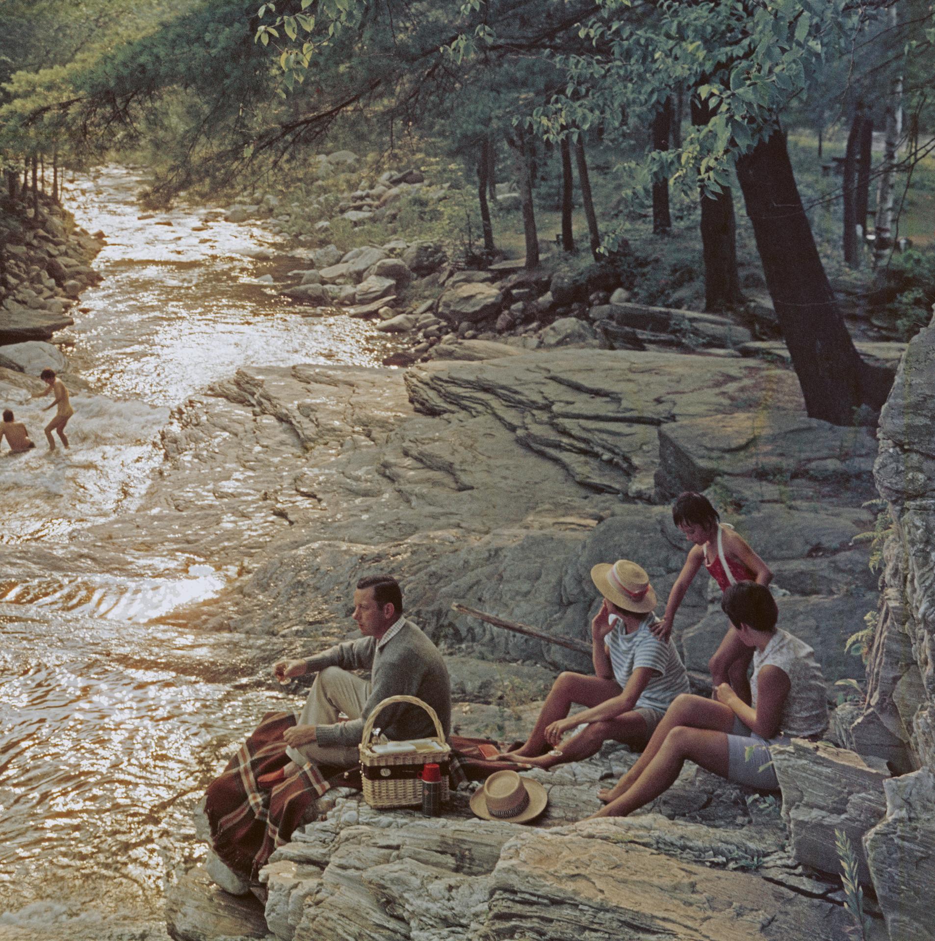 Campbell Falls Picnic, Massachusetts, Nachlassausgabe, Landschaftsfotografie im Angebot 1