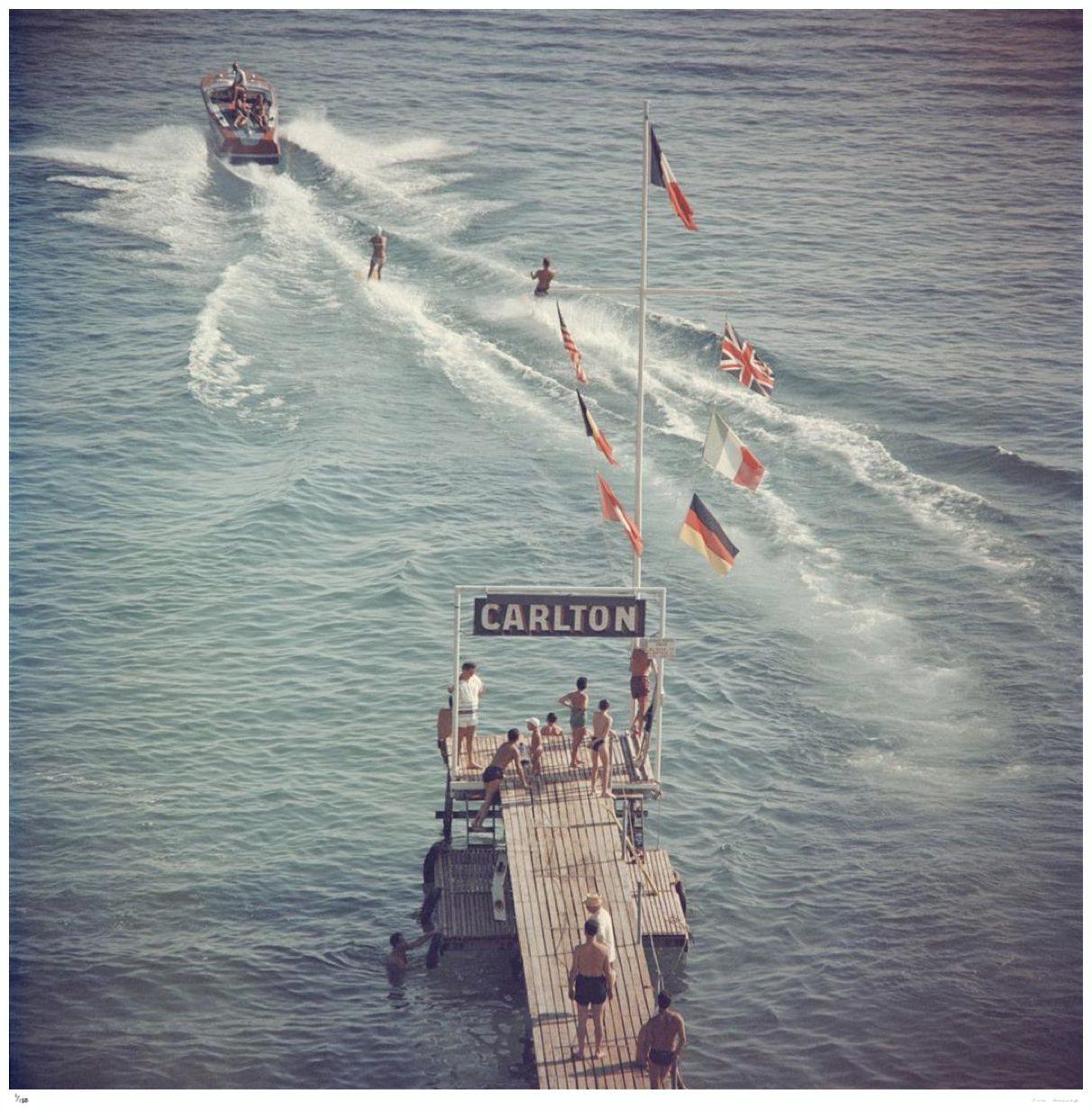 Cannes Watersports 1958 - Slim Aarons Nachlass gestempelt

Urlauber beim Wasserskifahren vom Pier des Hotels Carlton, Cannes, 1958.

48 x 48" Zoll / 122 x 122 cm Papierformat 

Nachlassgestempelte Collection
S Ausgabe bis 150 

Foto: Slim