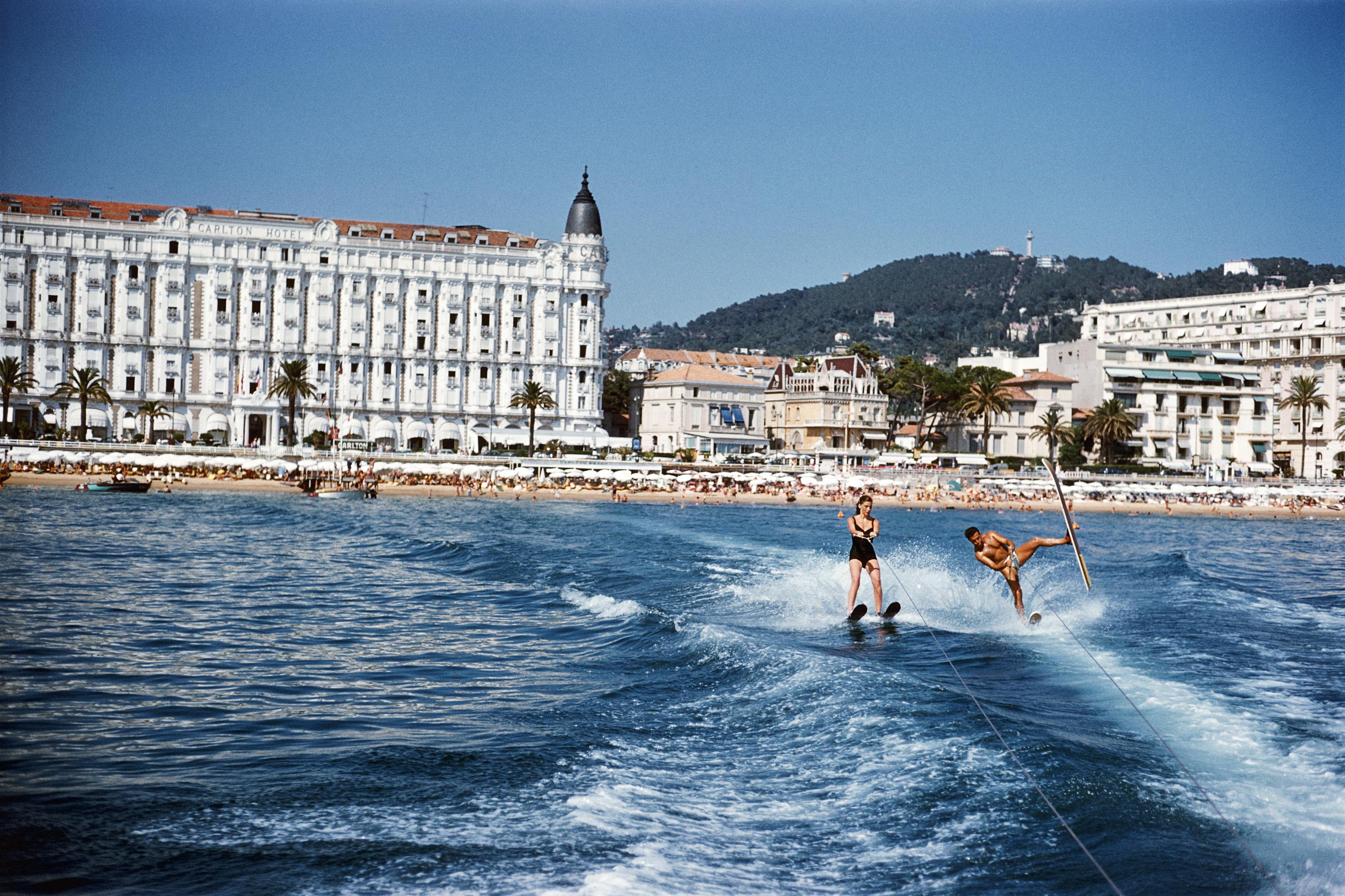 Slim Aarons Landscape Photograph – Cannes Watersports, Frankreich, Estate Edition, Fotografie im Mid-Century-Modern-Stil