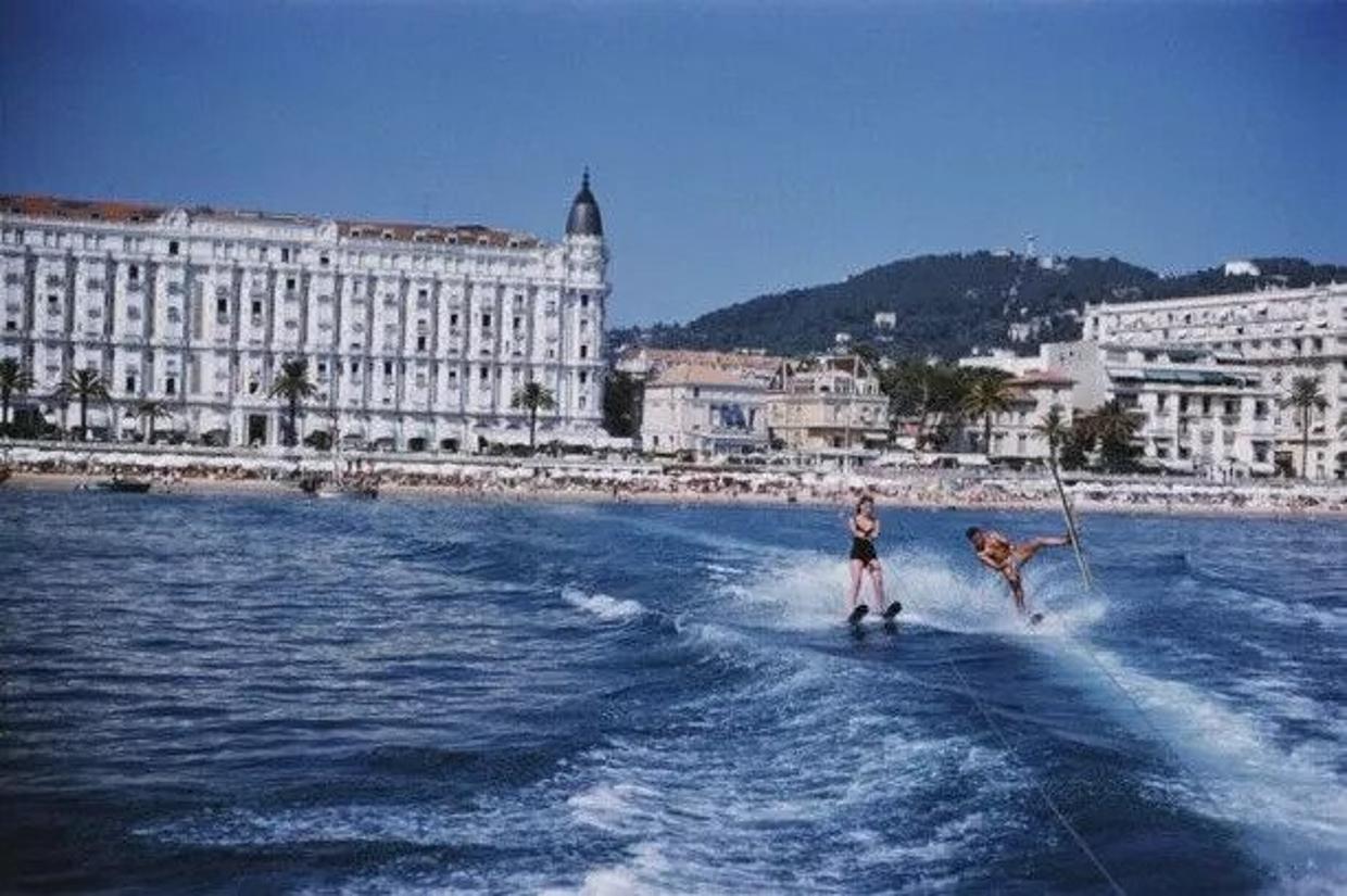 Cannes Watersports 
1958
by Slim Aarons

Slim Aarons Limited Estate Edition

Afternoon tea round the pool on a coolÂ day at the home of interior decorator James Pendleton in Beverly Hills. A Wonderful Time – Slim Aarons

unframed
c type