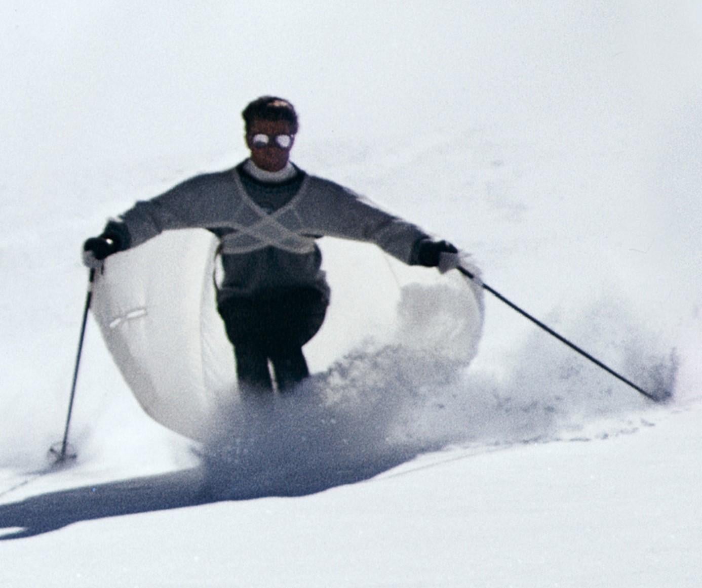 Caped Skiers, 1967 - American Winter Sports Destination Colorado Skiing Fashion - American Modern Photograph by Slim Aarons