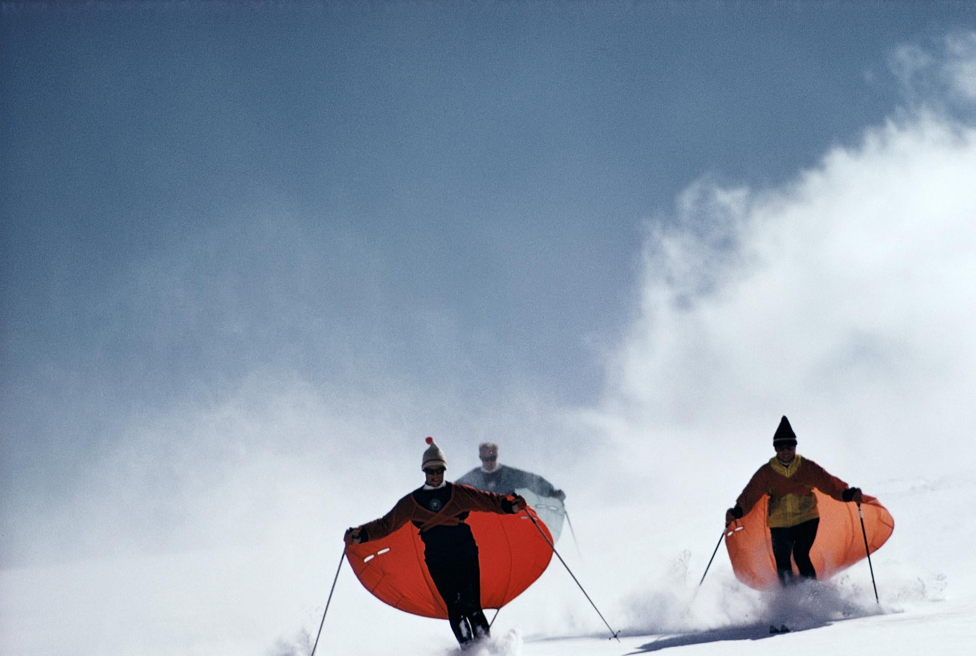 Caped Skiers, Colorado, Nachlassausgabe, Landschaftsfotografie (Grau), Color Photograph, von Slim Aarons