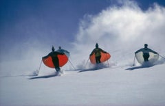 Caped Skiers Slim Aarons Nachlass gestempelter Druck