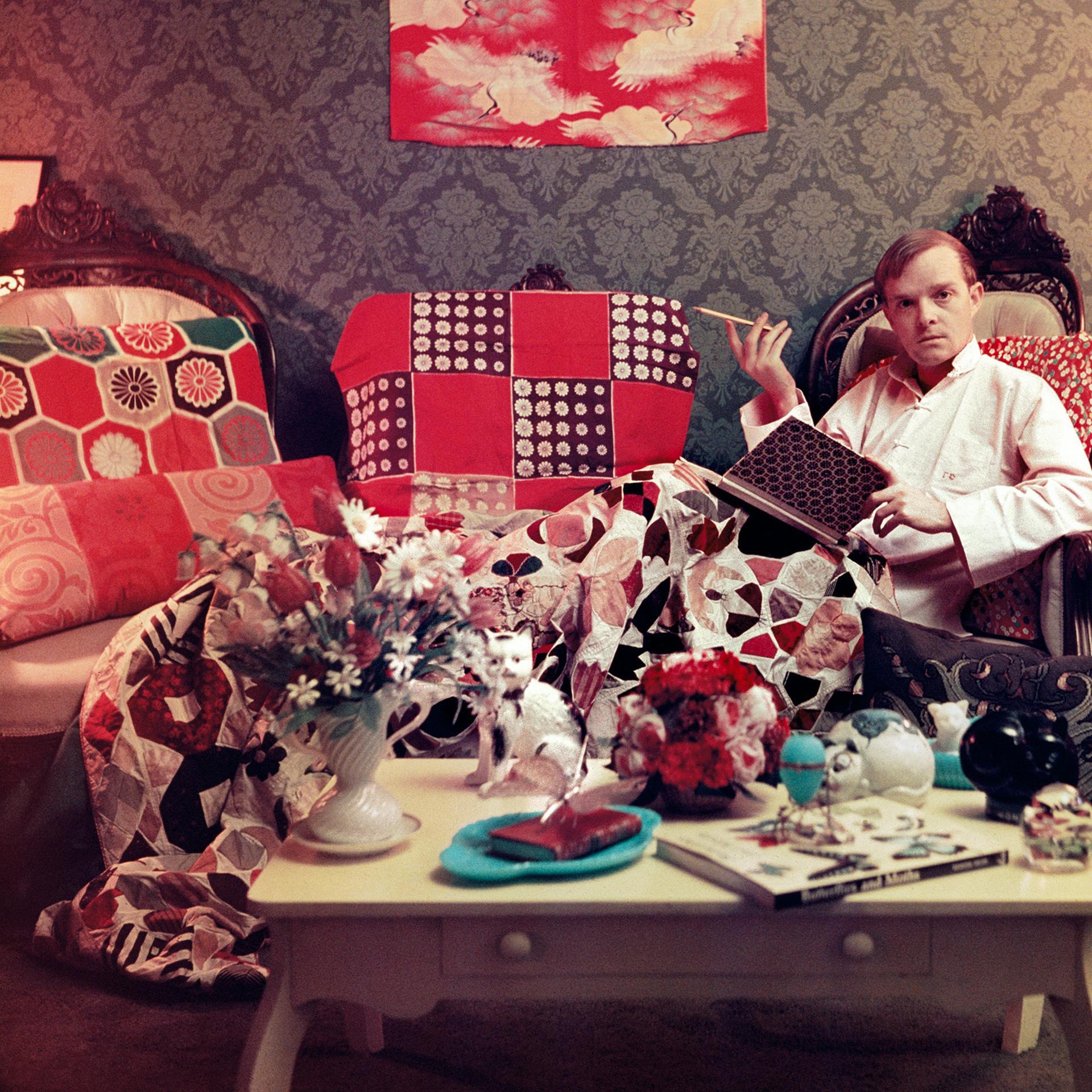 Capote en casa, Nueva York, Estate Edition, Fotografía de retrato - Portrait Photograph Negro de Slim Aarons