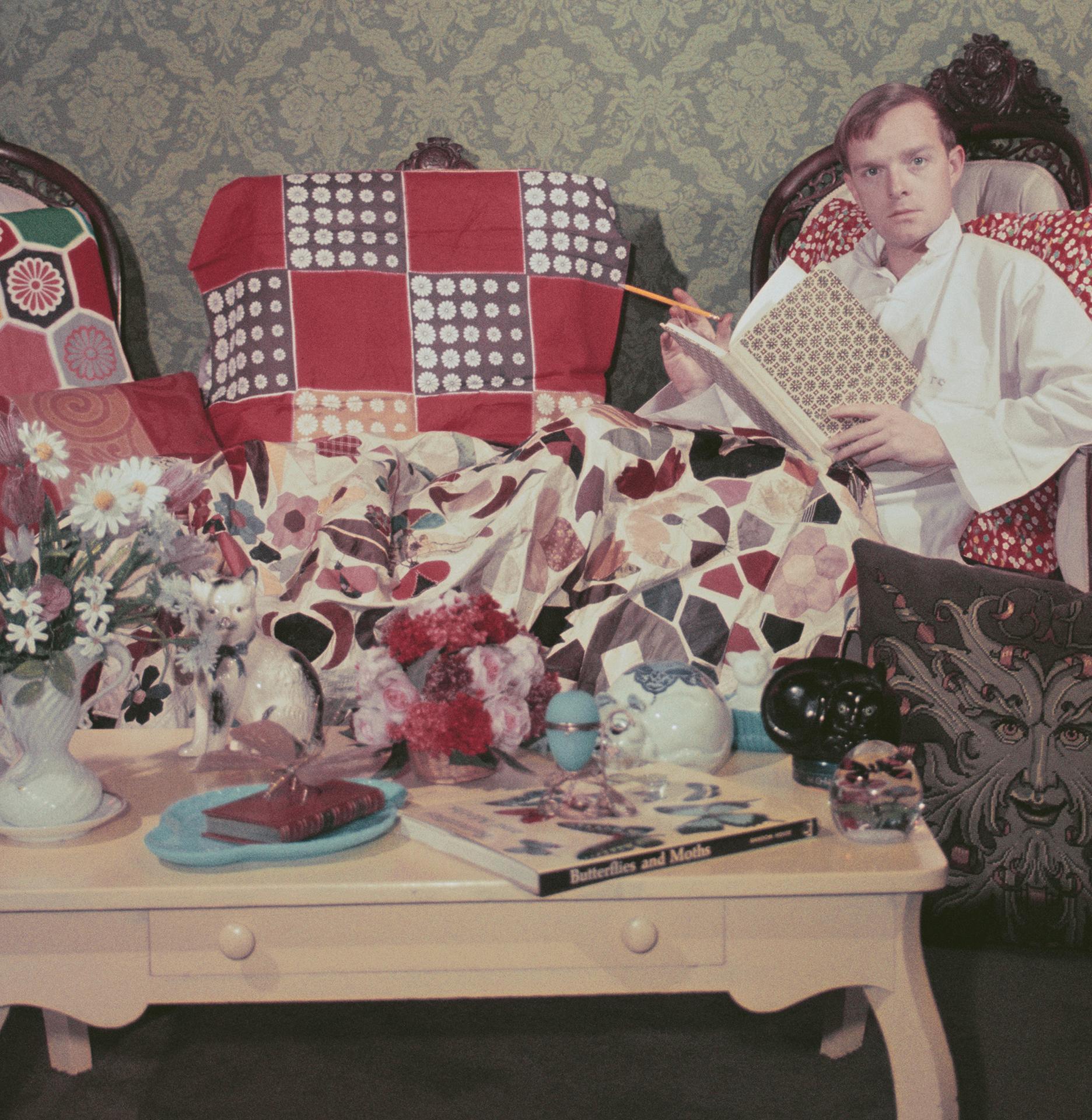 Capote zu Hause, New York, Nachlassausgabe, Porträtfotografie (Grau), Portrait Photograph, von Slim Aarons