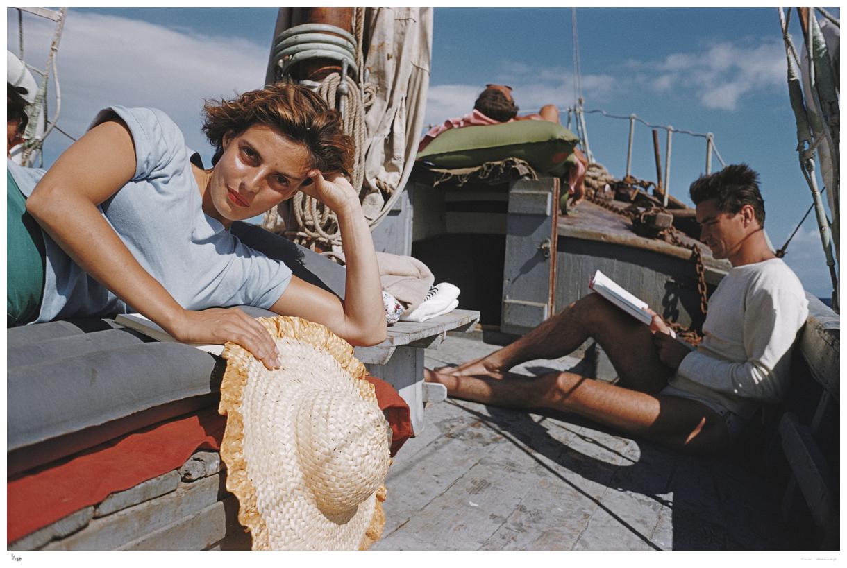 Capri Cruise 1958 - Slim Aarons Estate Stamped

La princesse Laudomia Hercolani (en bleu) et ses amis font une sieste sur le pont lors d
une croisière près de Capri, juillet 1958.

16 x 20" pouces / 41 x 51 cm format du papier 

Collection Samped