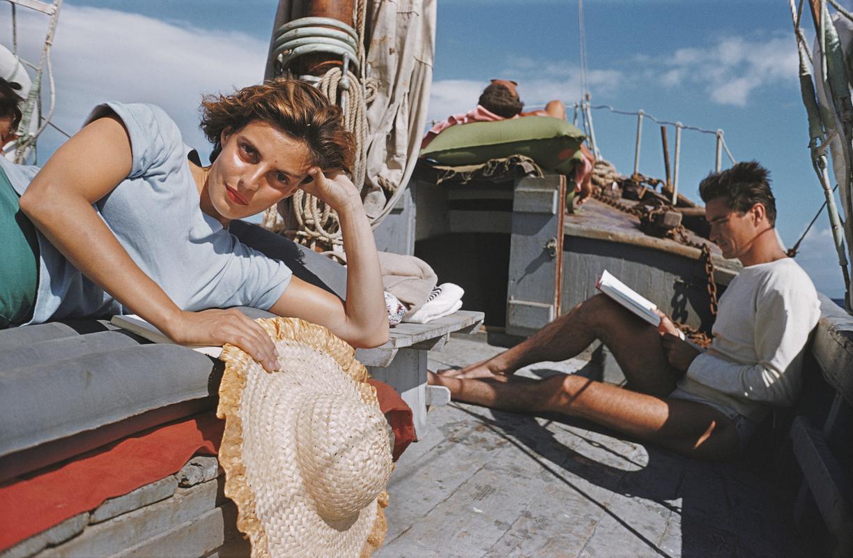 croisière à Capri 1958 Slim Aarons, édition limitée du domaine 

La princesse Laudomia Hercolani (en bleu) et ses amis font une sieste sur le pont lors d'une croisière près de Capri, en juillet 1958. (Photo par Slim Aarons/Hulton Archive/Getty