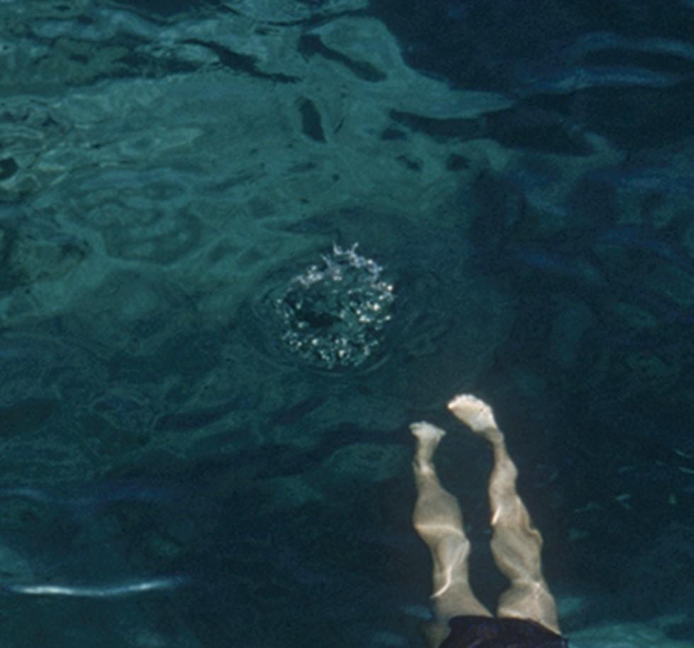 Vacanze a Capri, 1958 - Snorkeling al largo dell'isola di Capri in acque cristalline - Photograph American Modern di Slim Aarons