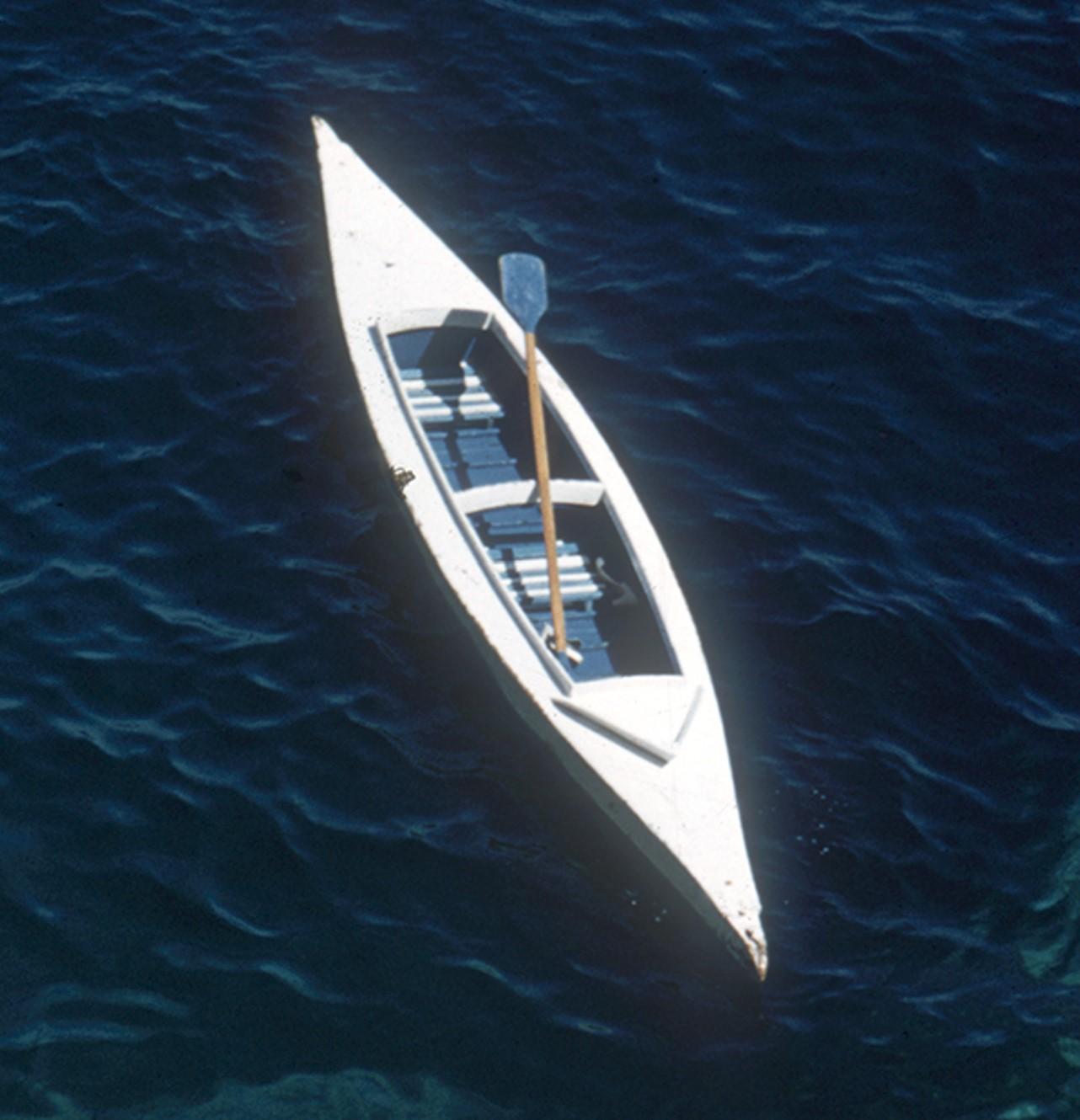 Vacanze a Capri, 1958 - Snorkeling al largo dell'isola di Capri in acque cristalline - Landscape Photograph Nero di Slim Aarons