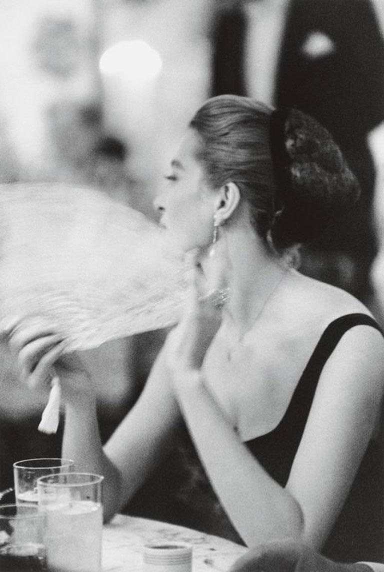 Capucine
1957 
Impresión en fibra 
30 x 20 pulgadas
Edición sellada y numerada a mano de 150 ejemplares con certificado de autenticidad de la propiedad. 

Slim Aarons (1916-2006) trabajó principalmente para publicaciones de sociedad fotografiando a