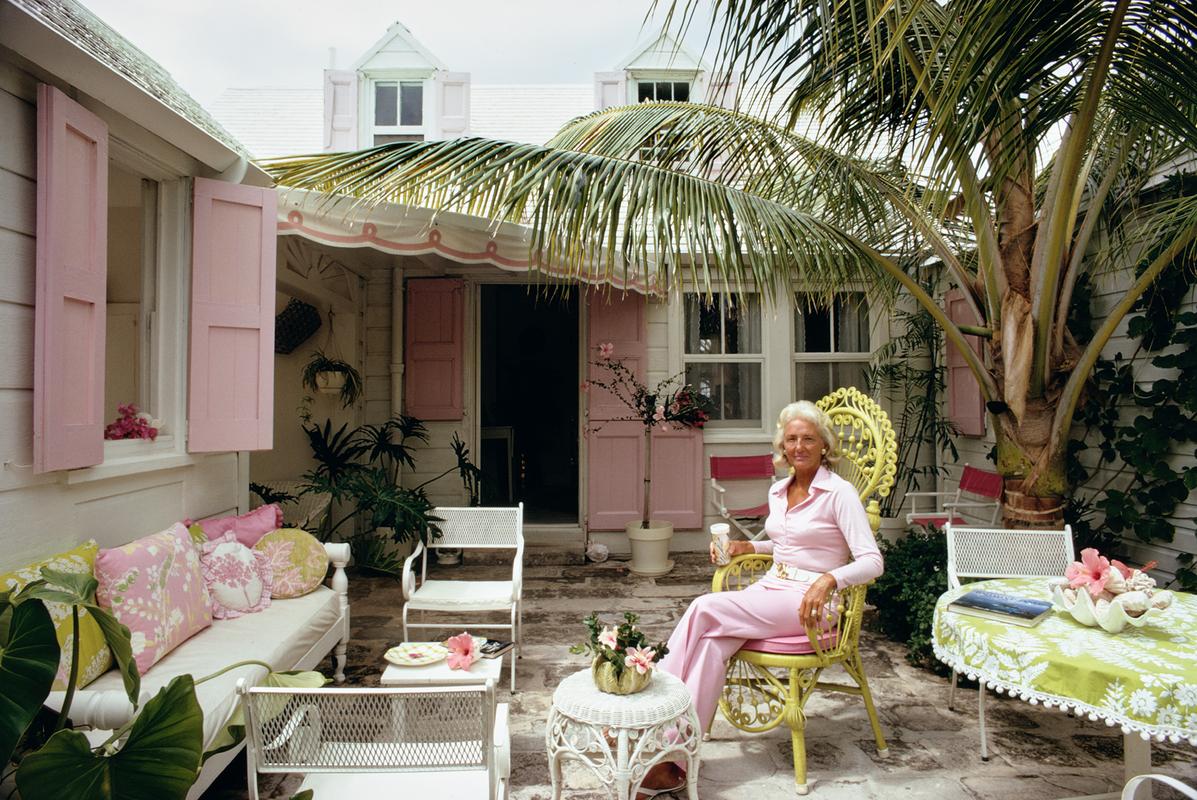 'Caribbean Patio' 1973 Slim Aarons Stampa a tiratura limitata 

Una donna che si rilassa in un patio, Caraibi, marzo 1973.

Prodotto dalla trasparenza originale
Certificato di autenticità in dotazione 
Archivio timbrato

Formato carta  24x20 pollici