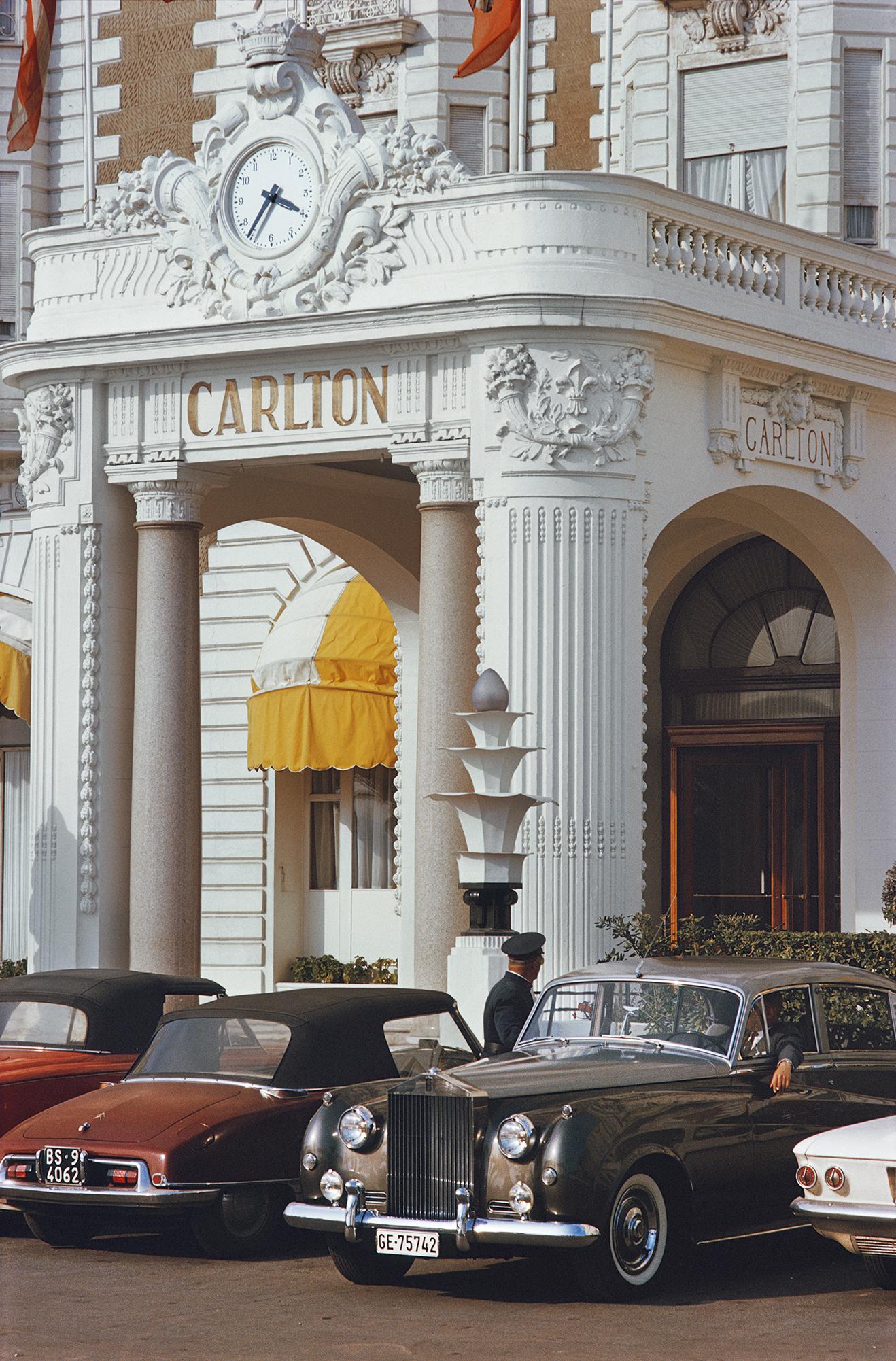 Color Photograph de Slim Aarons - Hotel Carlton, Cannes, Edition Modern, fotografía de estilo «mid-century modern»